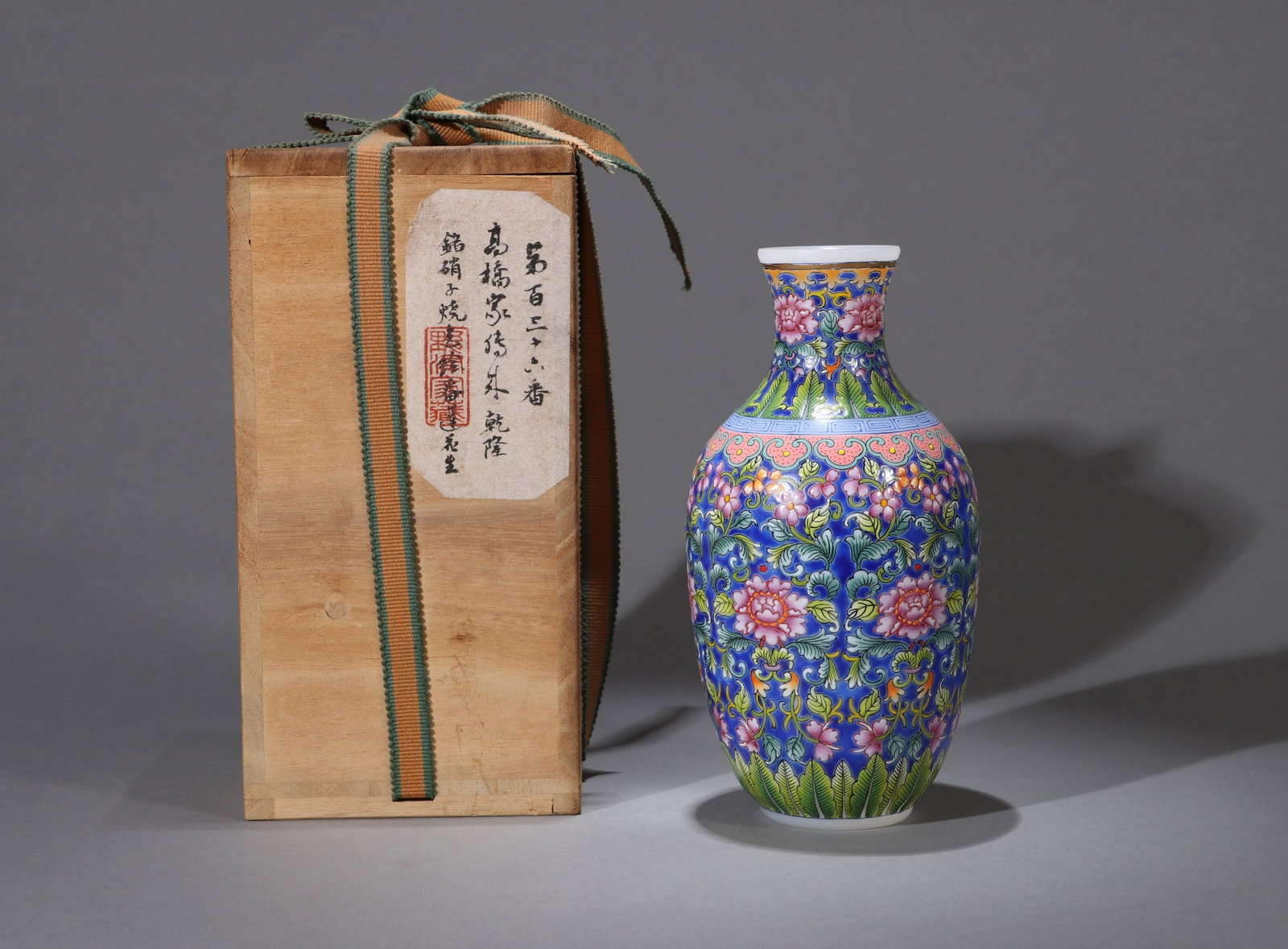 A WHITE GLASS FLORAL VASE: 乾隆 白料画珐琅花卉灯笼瓶 A white glass floral vase