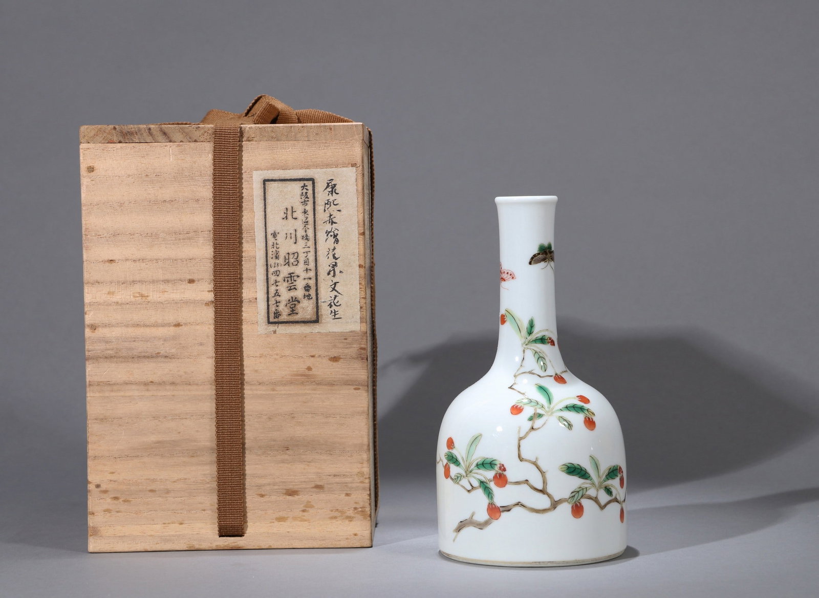 A WUCAI FLORAL ZUN: 康熙 五彩枸杞摇铃尊 A wucai floral zun 北川昭云堂旧藏 Ht.17.5cm
