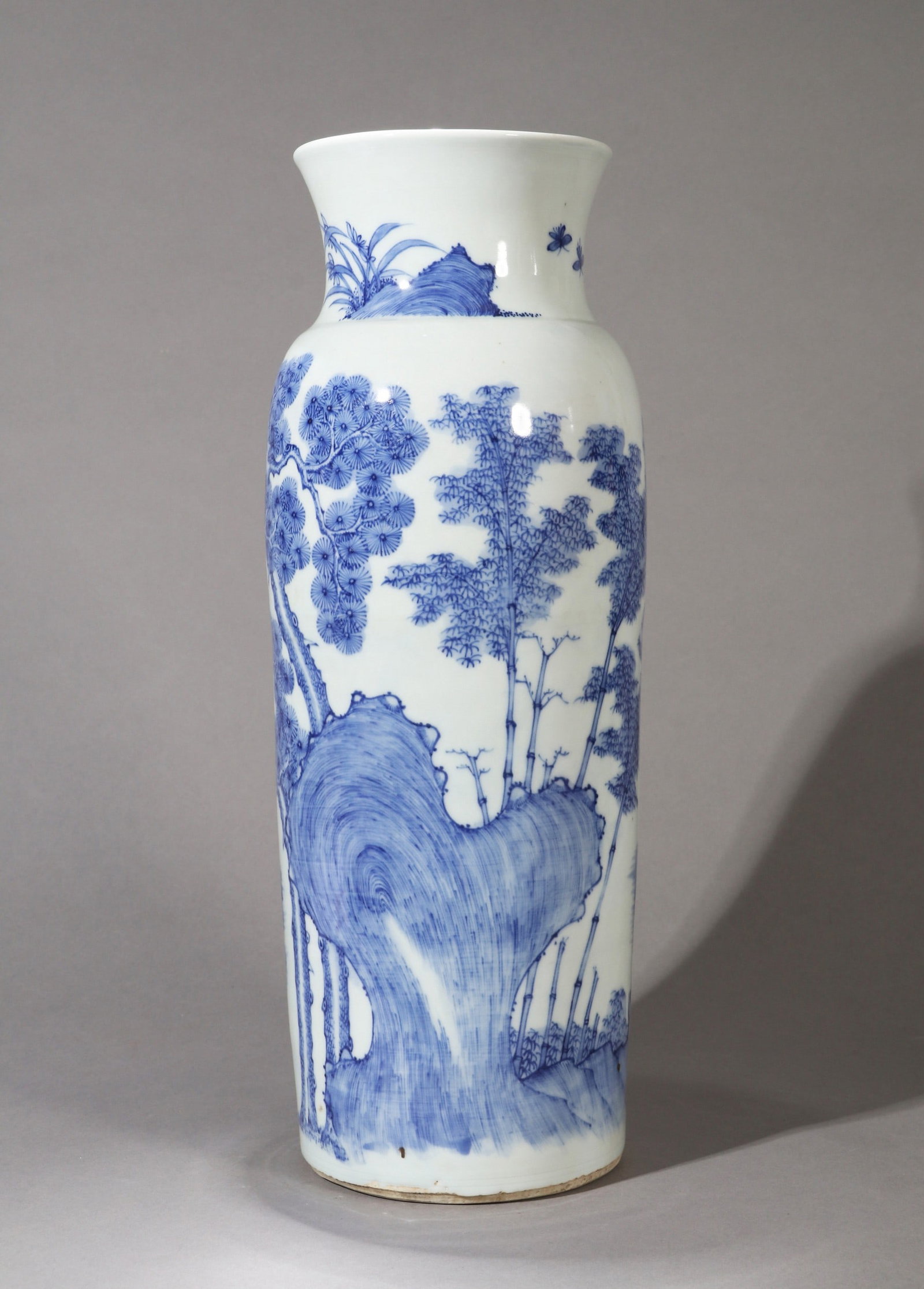 A BLUE AND WHITE FLORAL VASE (1 of 9)