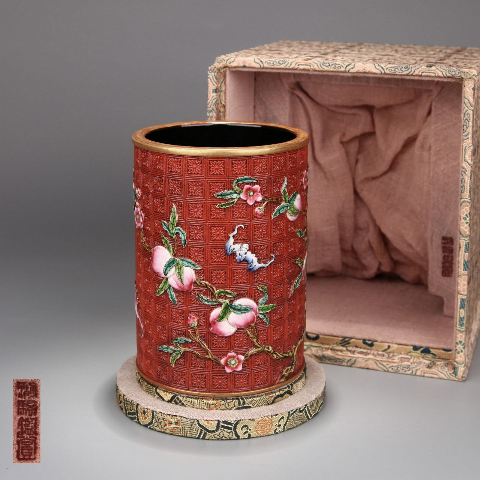 A FAMILLE-ROSE FLORAL BAT BRUSH POT (1 of 10)