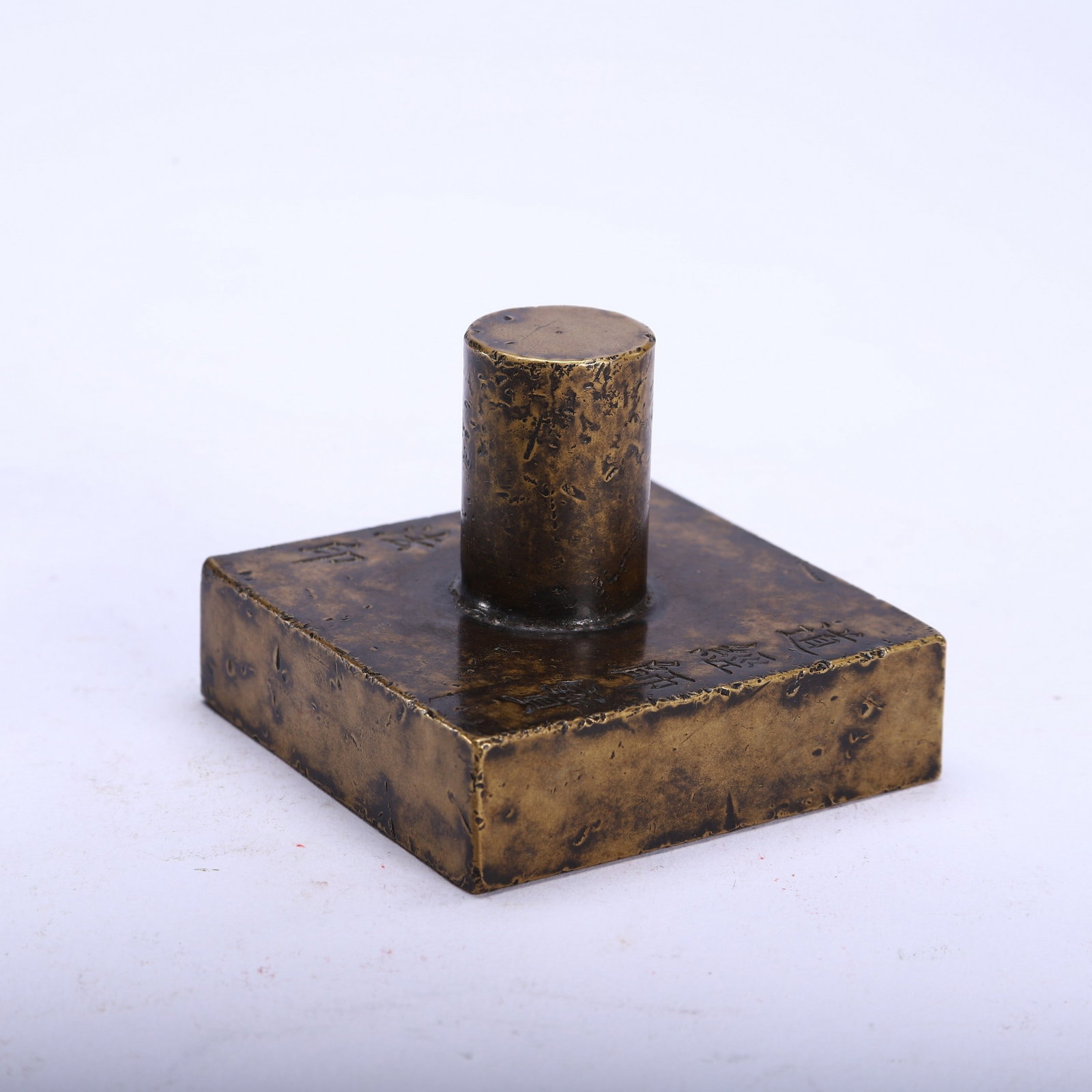 A COPPER GILDED SEAL: 铜鎏金印章 A copper gilded seal 7x7x5cm