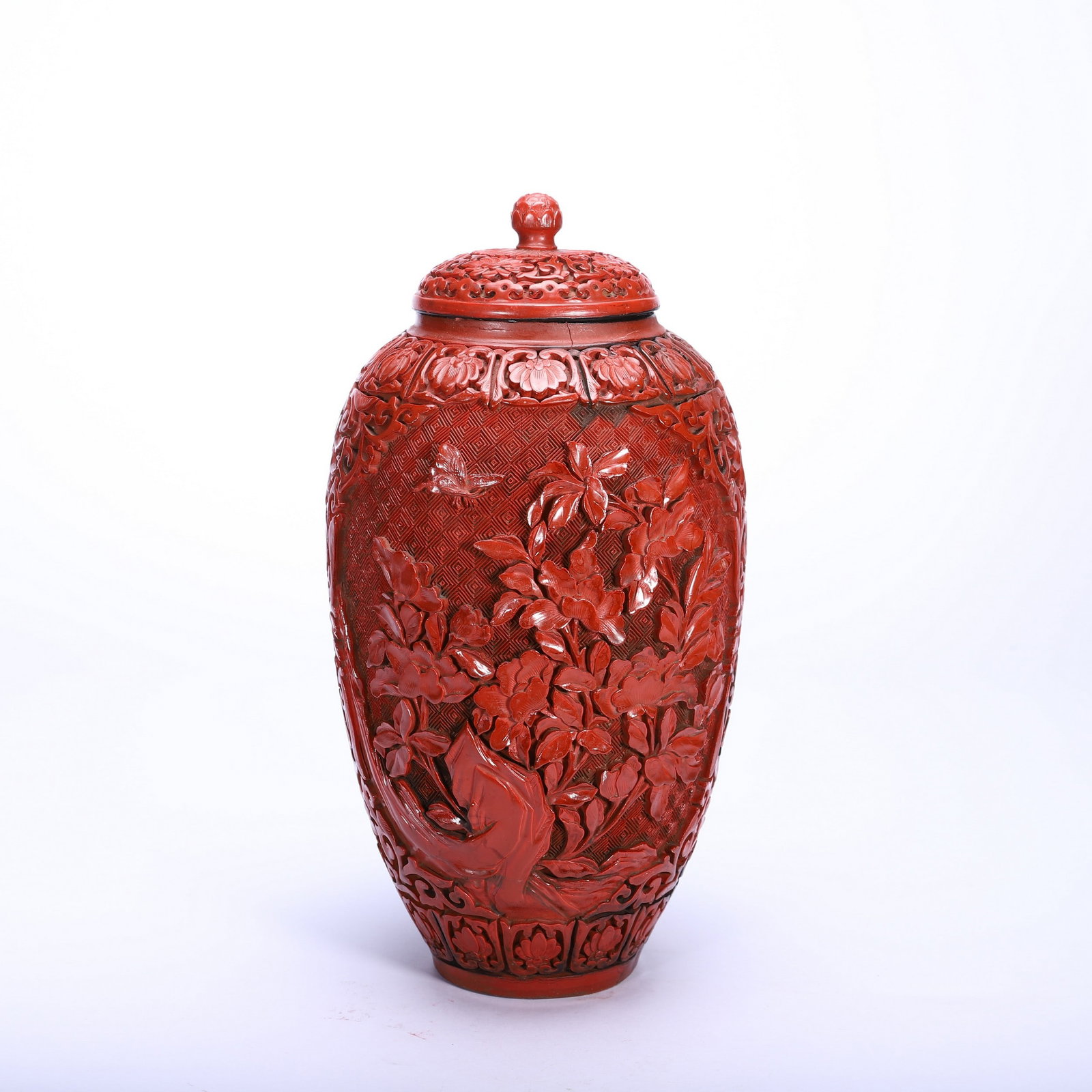 A LACQUERWARE VASE: 漆器瓶 A lacquerware vase Ht.28cm