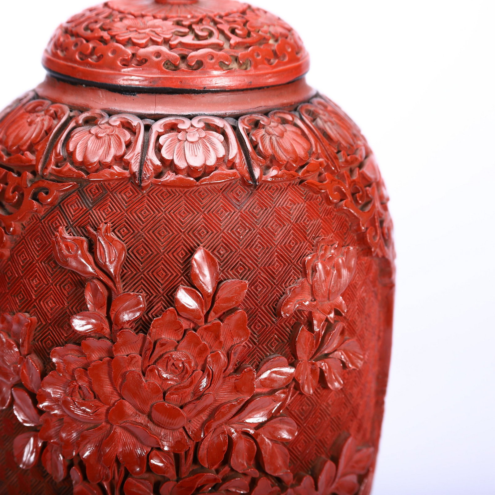 A LACQUERWARE VASE - 6