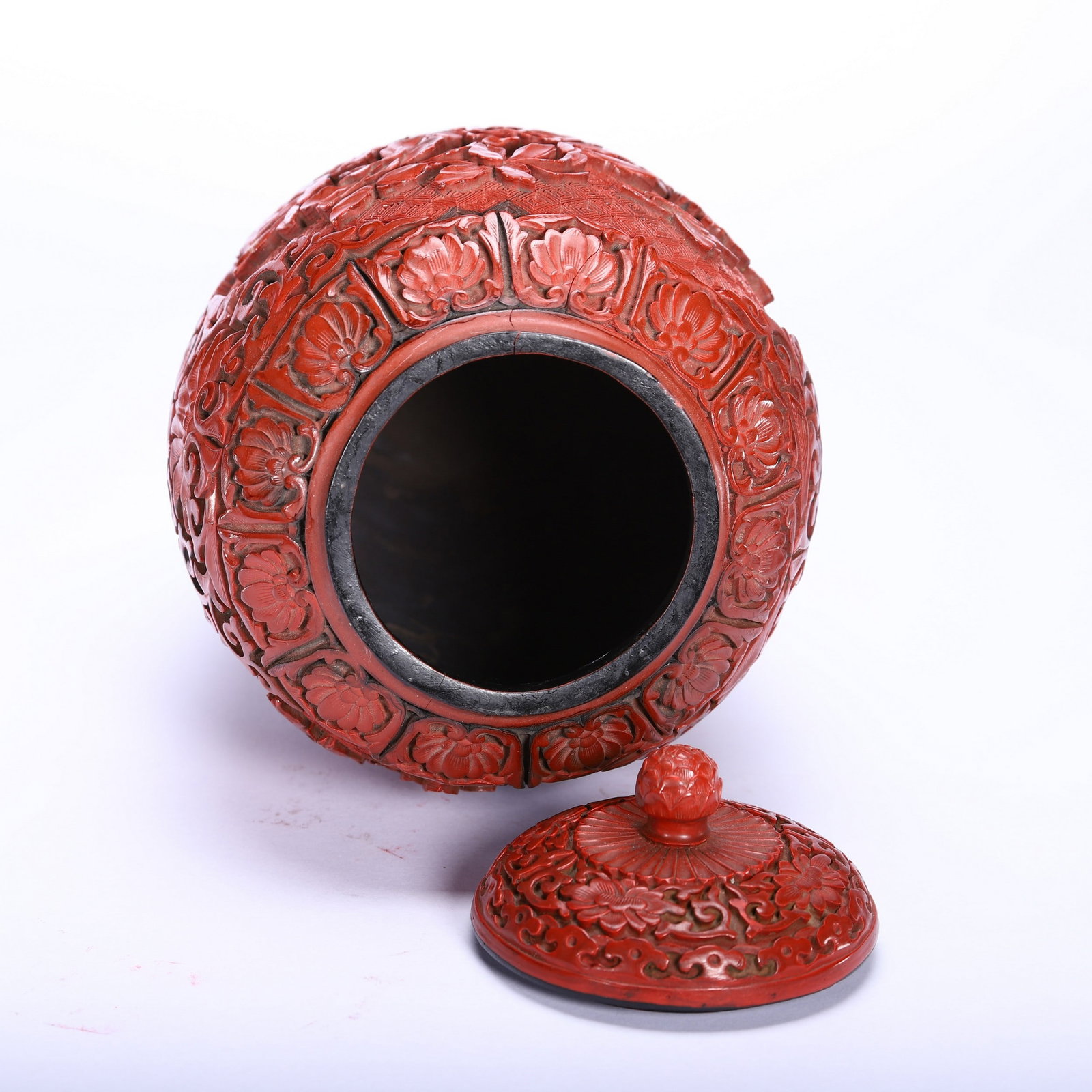 A LACQUERWARE VASE - 8