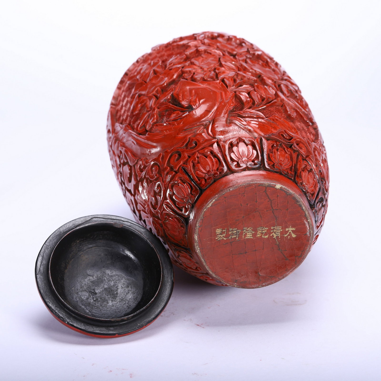 A LACQUERWARE VASE - 9