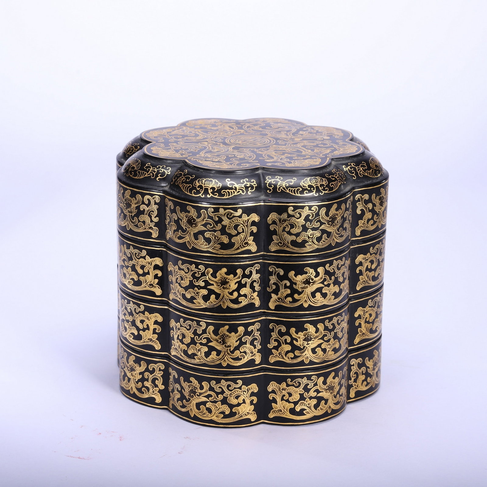 A LACQUERWARE BOX: 大漆描金盒 A lacquerware box 16x16x14cm
