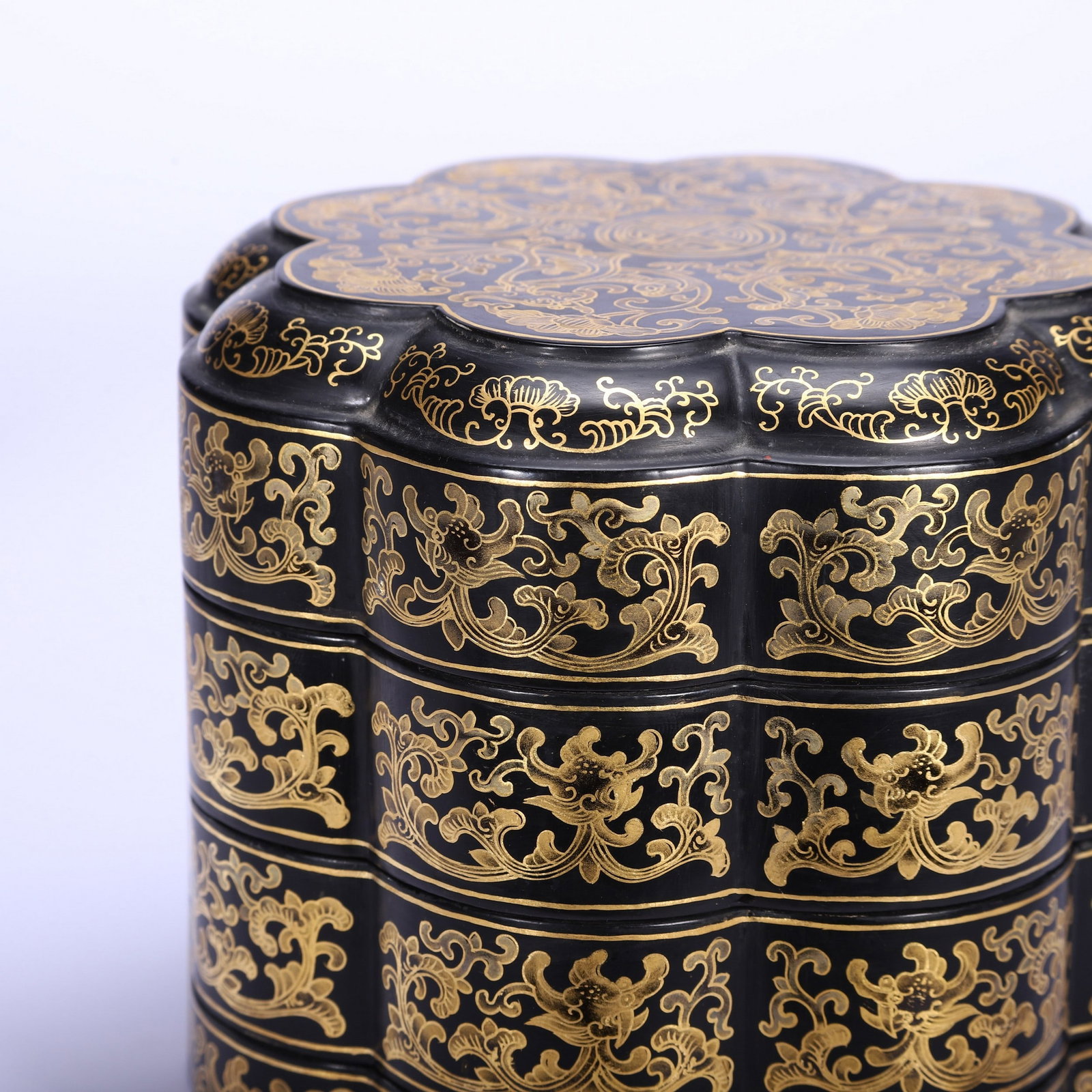 A LACQUERWARE BOX - 2