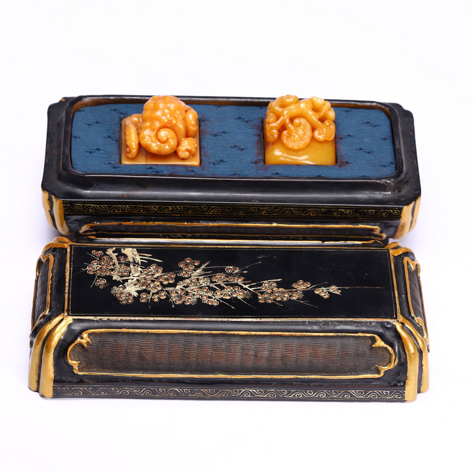 A TIANHUANG SEAL: 田黄印章 A tianhuang seal 3.5x3.5x4cm