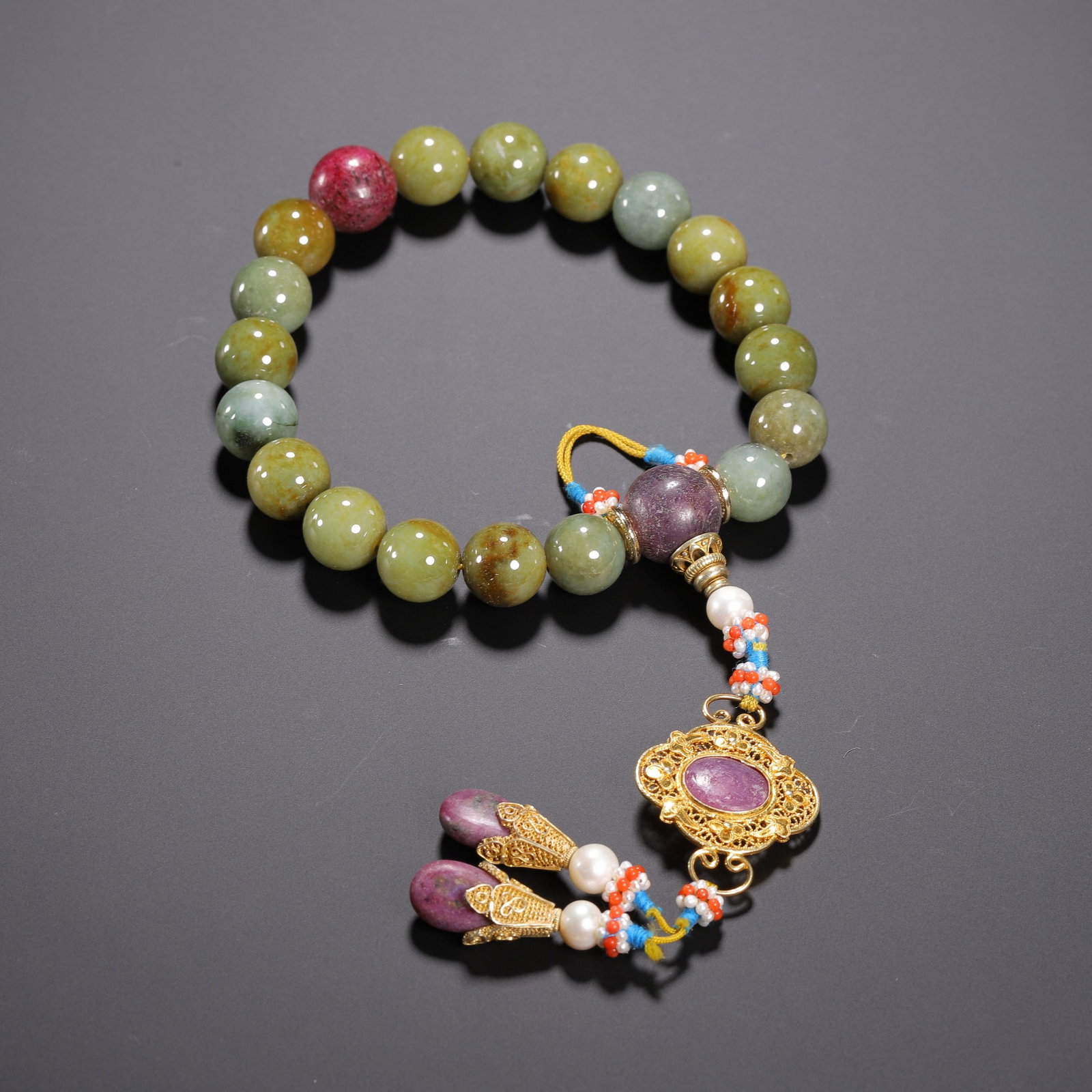A JADE HANDHELD: 翡翠手持 A jade handheld Lg.1.5cm