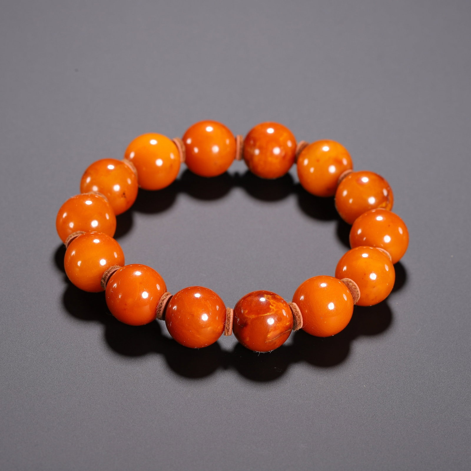 A AMBER HANDHELD: 蜜蜡手串 A amber handheld Diam.1.5cm