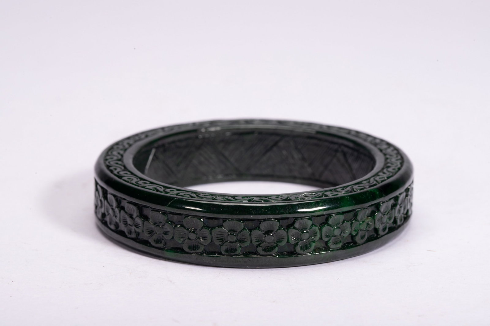 A JADE HANDHELD: 翡翠手镯 A jade handheld Diam.7.5cm