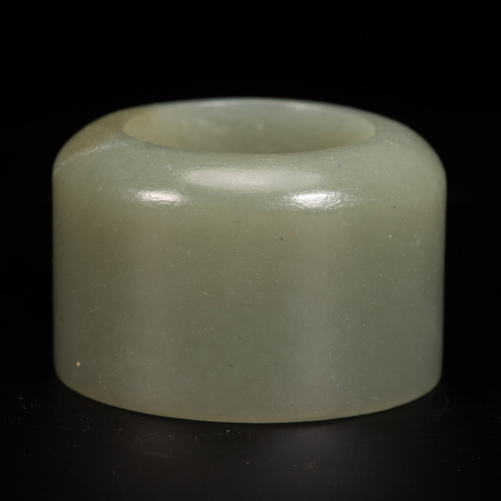 A JADE FINGERSTALL: 和田玉扳指 A jade fingerstall Diam.3.5cm