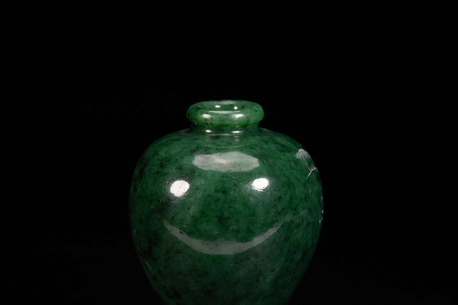 A JADE VASE - 6