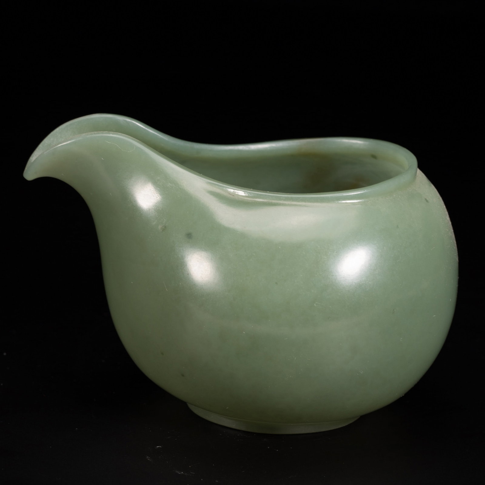 A JADE CUP: 和田玉杯 A jade cup Ht.6.5cm