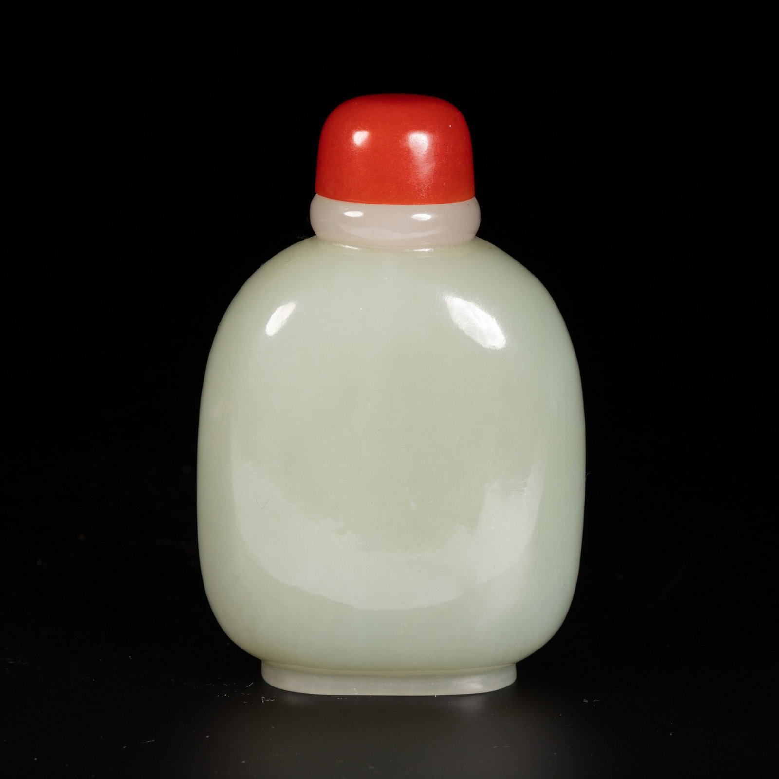 A JADE SNUFF BOTTLE: 和田玉鼻烟壶 A jade snuff bottle Ht.6cm