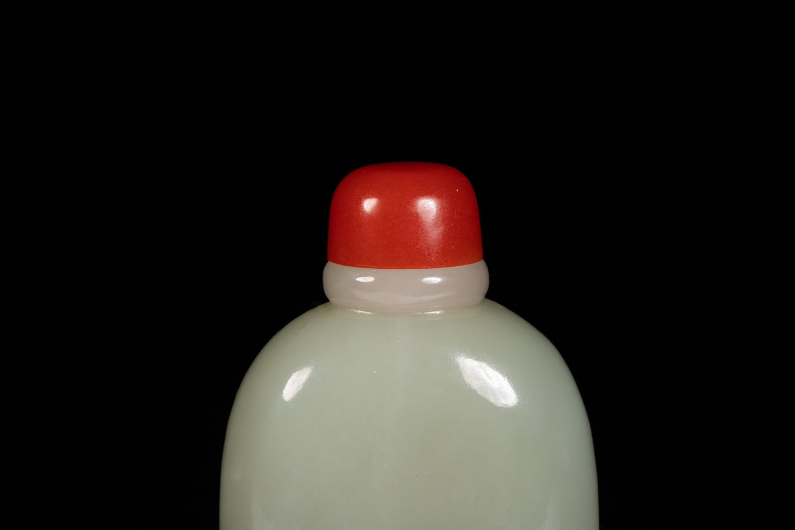 A JADE SNUFF BOTTLE - 2