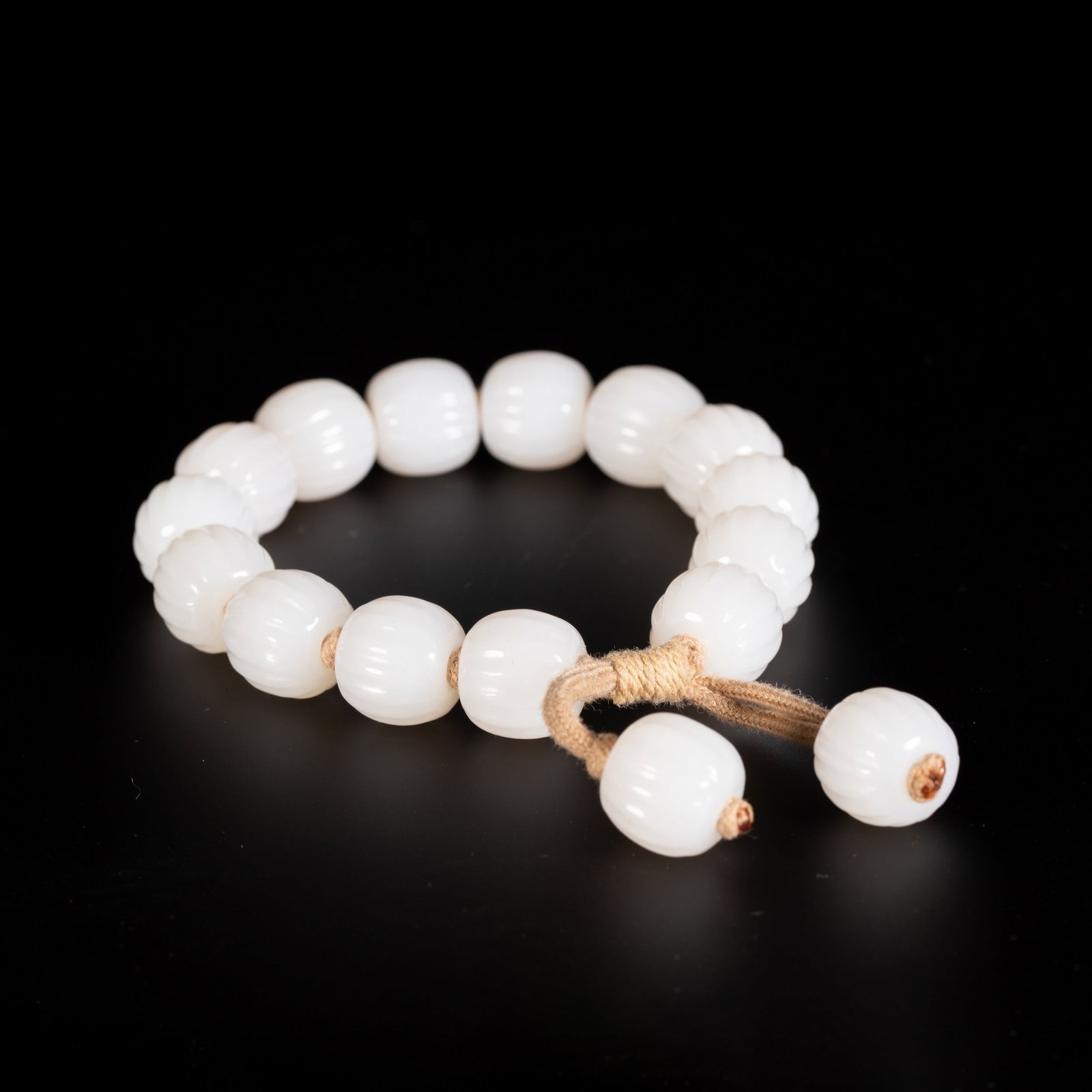 A JADE BRACELET: 和田玉手串 A jade bracelet Diam.1.5cm