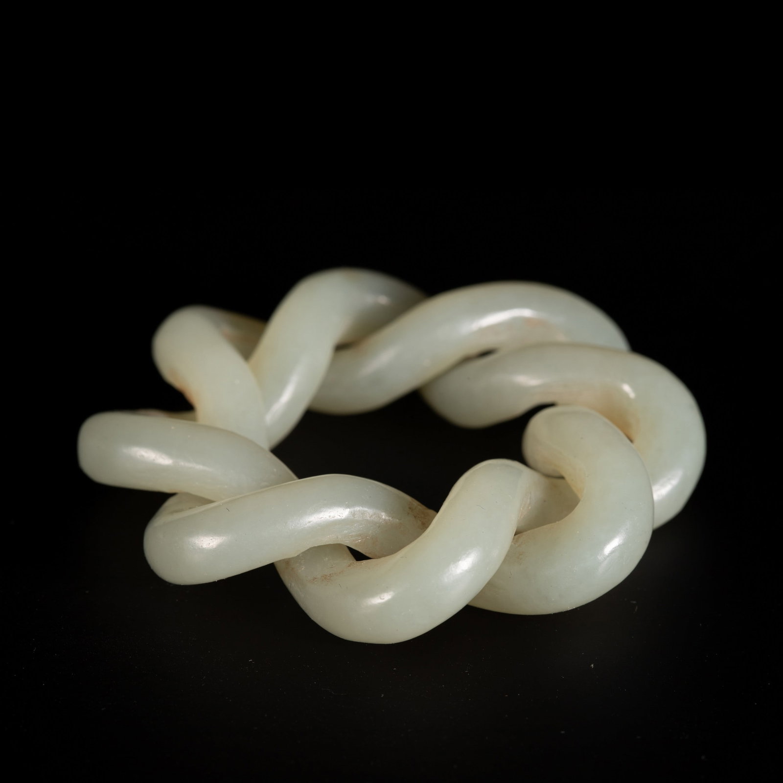A JADE: 和田玉绞丝环 A jade Diam.5.5cm