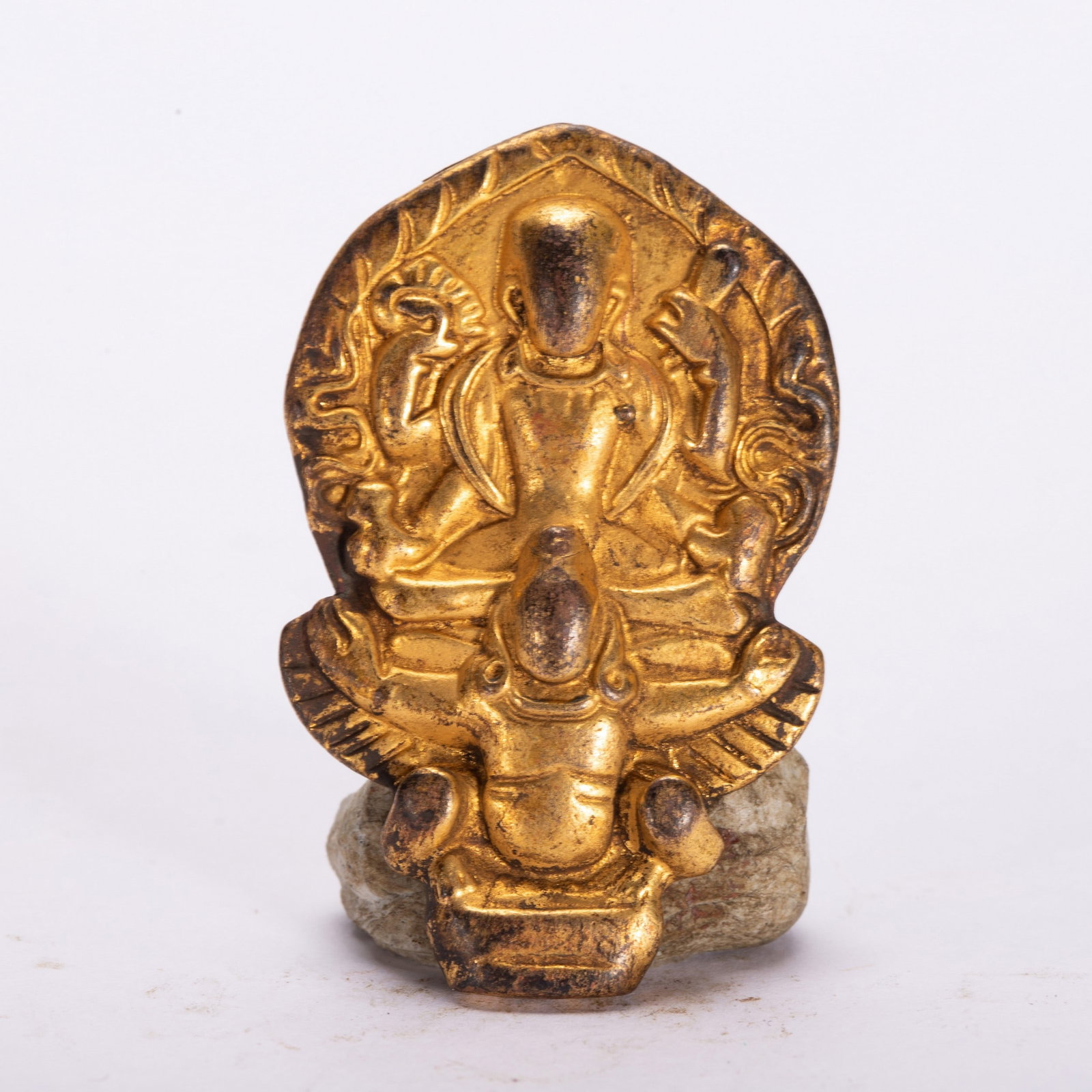 A COPPER GILDED PENDANT: 铜鎏金牌子 A copper gilded pendant 4.5x3cm