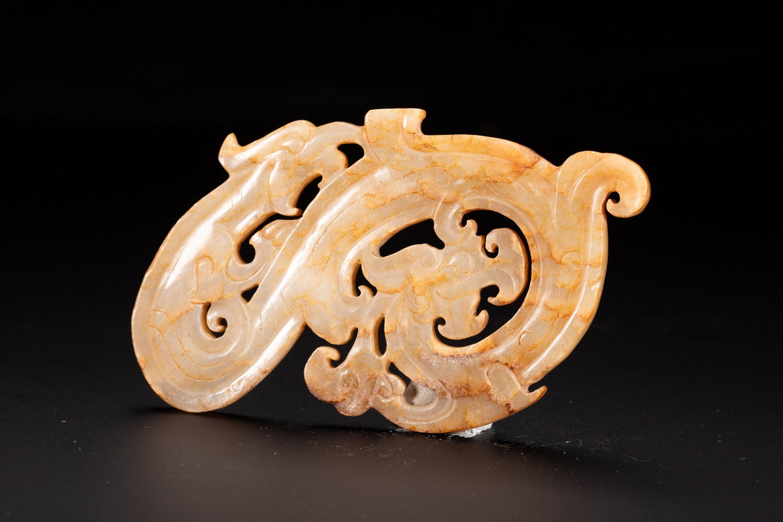 A JADE PENDANT: 和田玉出廓透雕龙凤纹玉佩 A jade pendant 10x6cm