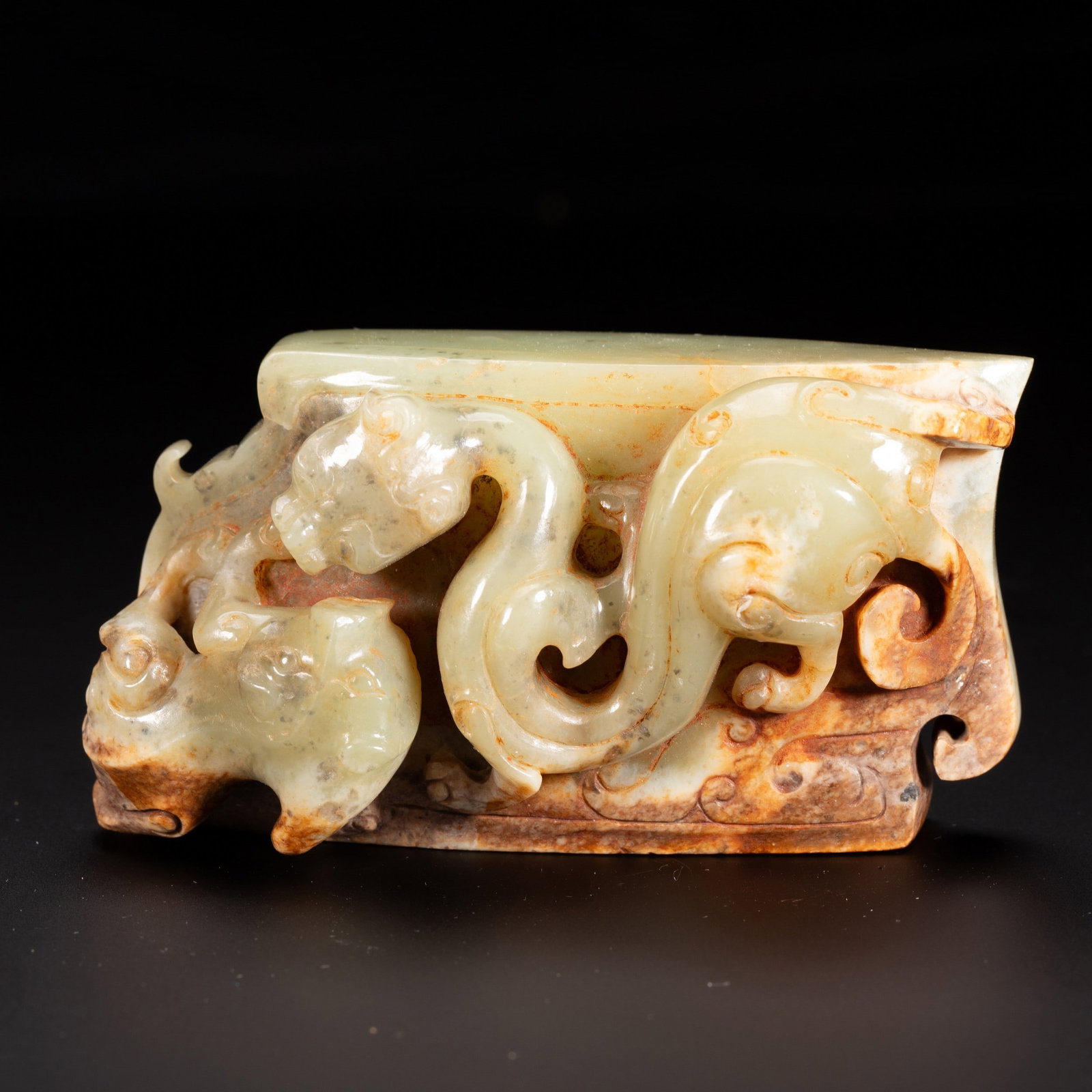 A JADE: 和田玉螭龙纹玉剑璏 A jade 9.5x4x5cm