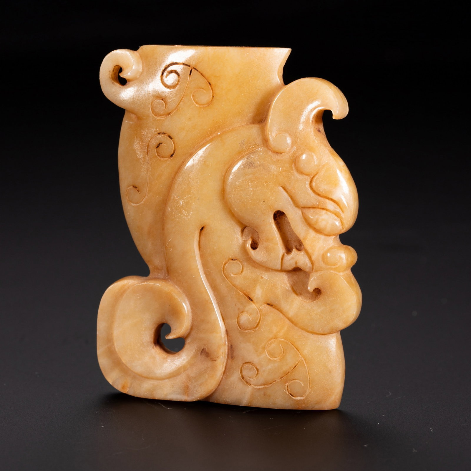 A JADE PENDANT: 和田玉螭凤纹韘形佩 A jade pendant 7x5.5cm