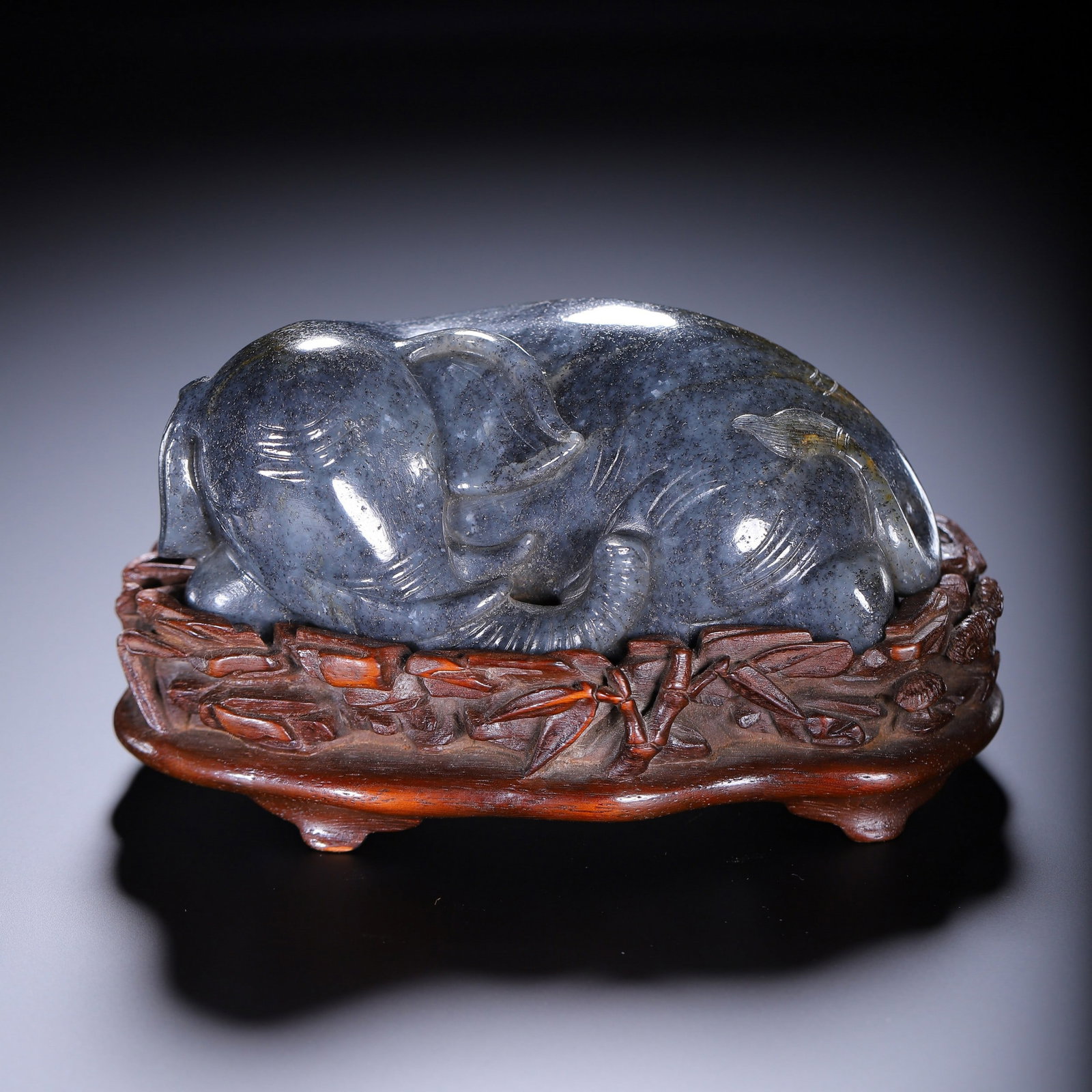 A JADE ELEPHANT: 玉象摆件 A jade elephant 11.5x6x6cm