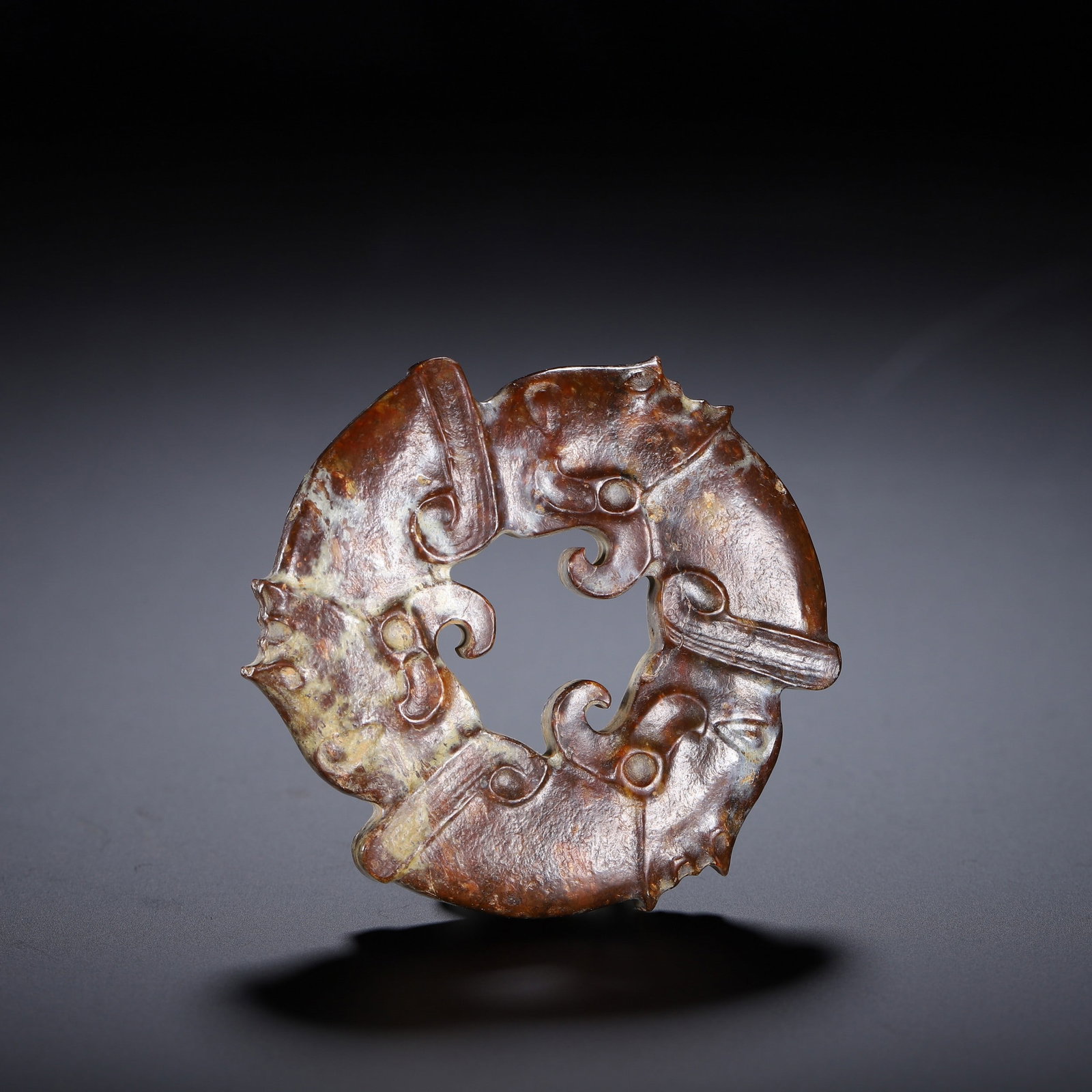 A JADE BI: 玉璧 A jade bi Diam.5cm Ht.4cm