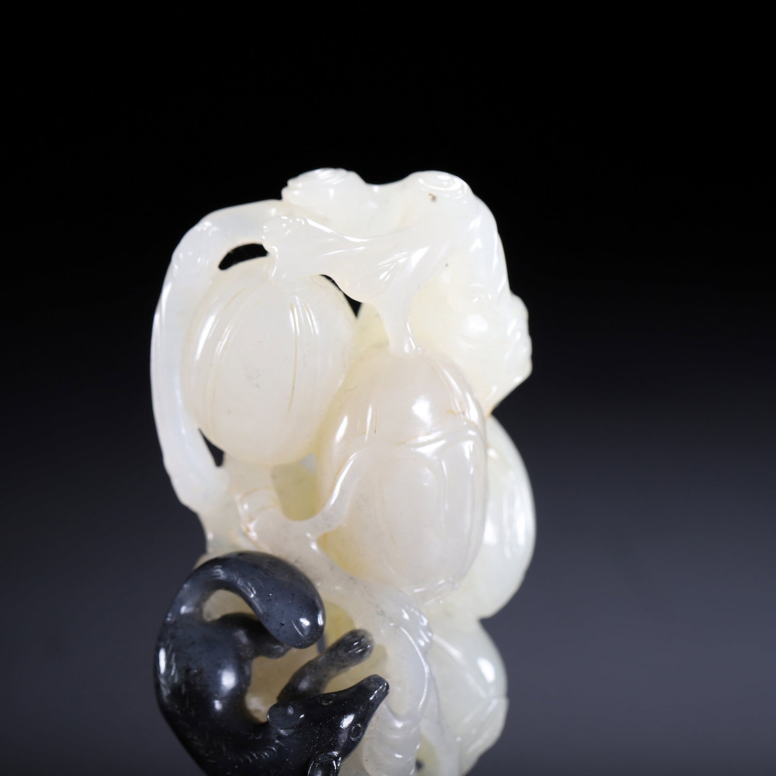 A JADE PENDANT - 4