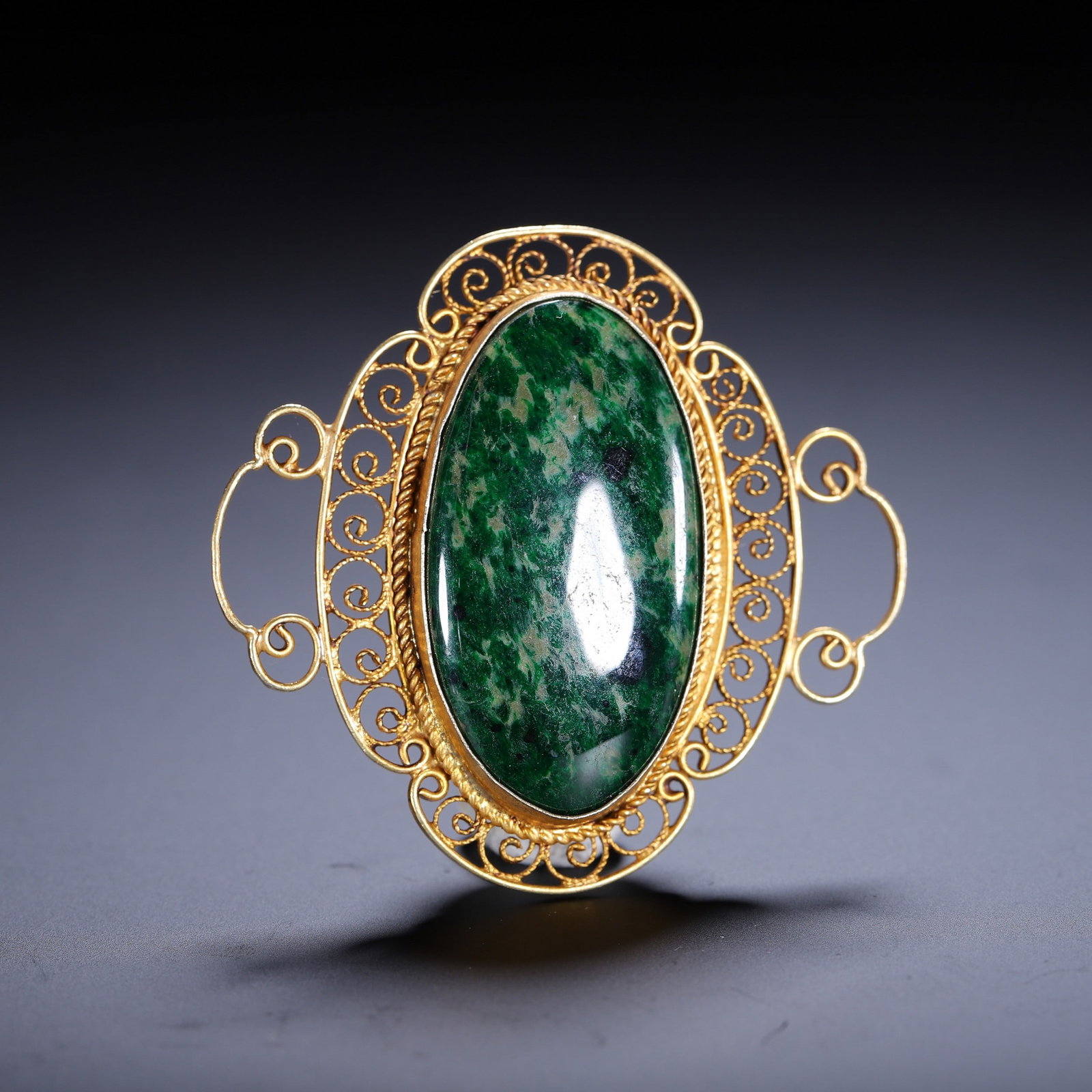 A JADE PENDANT: 翡翠挂件（银鎏金） A jade pendant 5x5cm