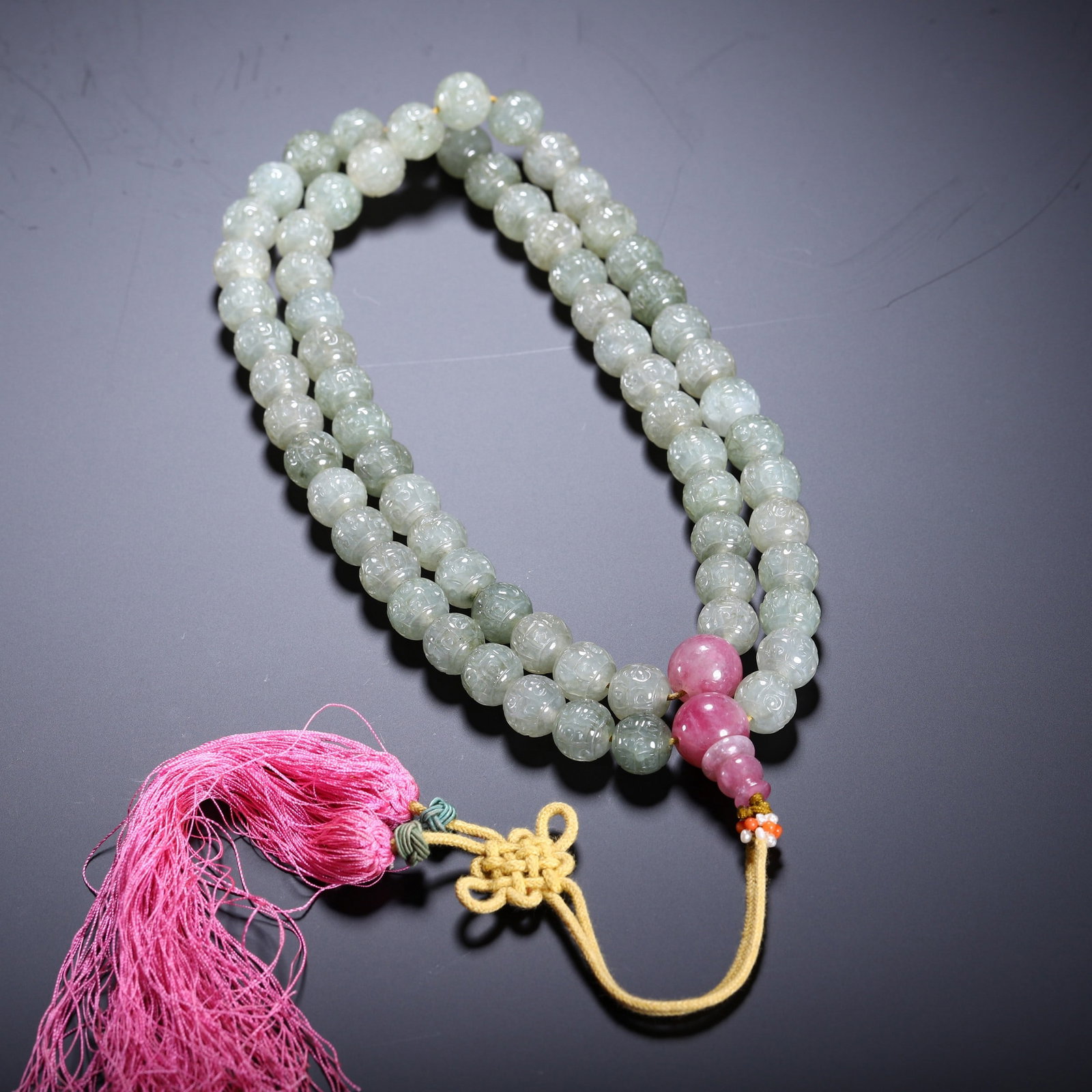 A JADE PRAYER BEAD: 翡翠念珠 A jade prayer bead Diam.1cm