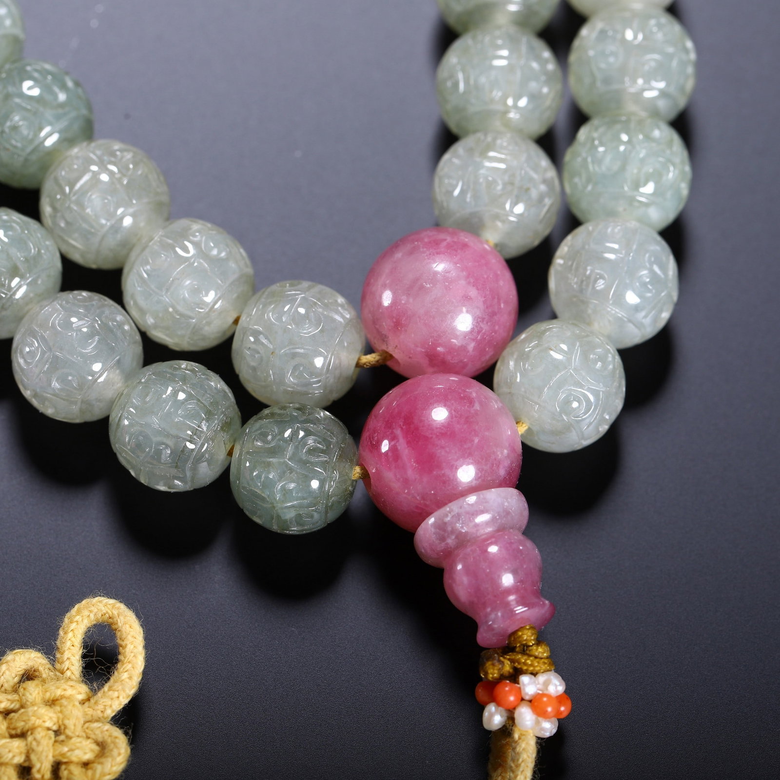 A JADE PRAYER BEAD - 4
