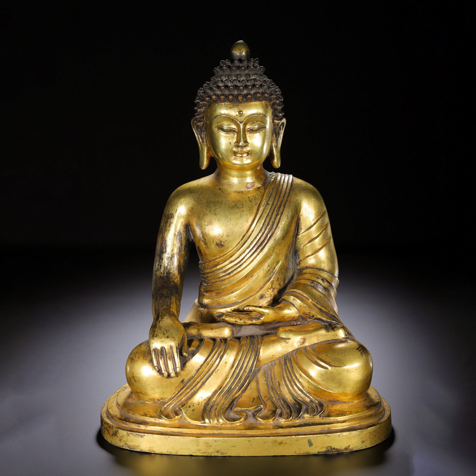 A COPPER GILDED BUDDHA STATUE: 铜鎏金佛像 A copper gilded Buddha statue Ht.28cm