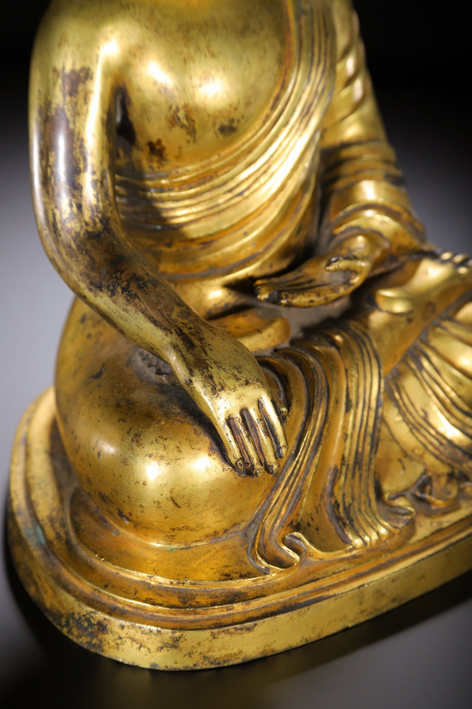 A COPPER GILDED BUDDHA STATUE - 7