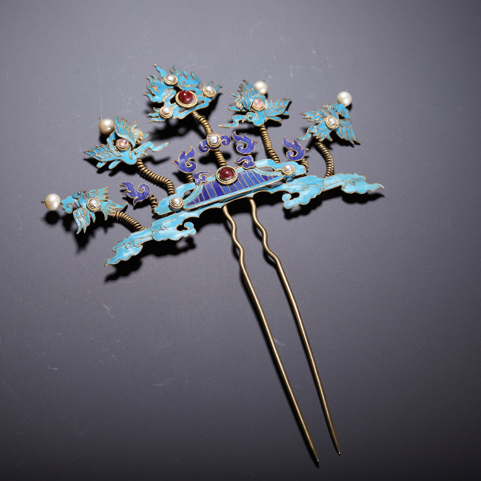 A SILVER HAIRPIN: 银鎏金点翠发簪 A silver hairpin Lg.21cm