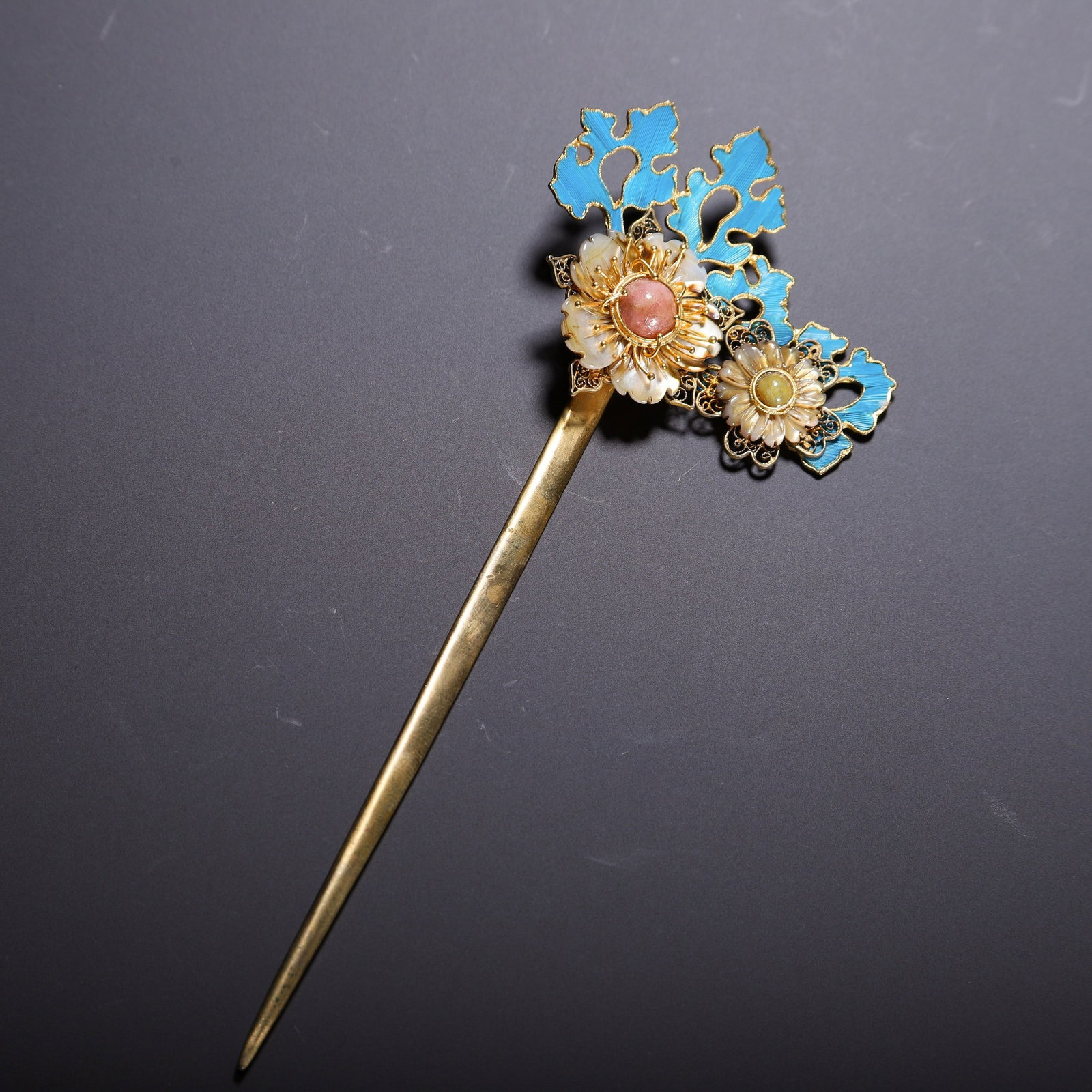 A SILVER HAIRPIN: 银鎏金点翠发簪 A silver hairpin Lg.14.5cm