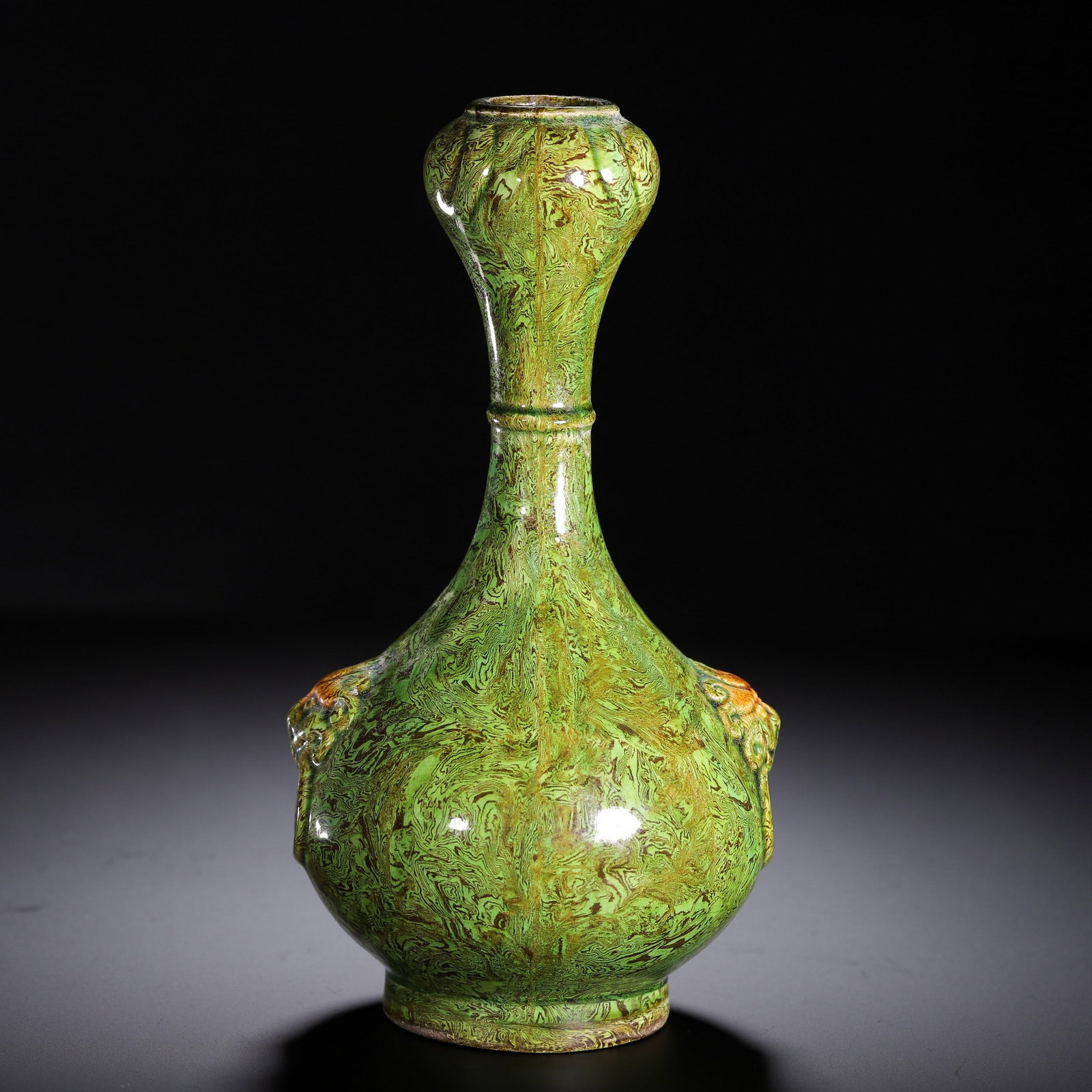 A PORCELAIN ORNAMENT: 瓷器摆件 A porcelain ornament Ht.20cm