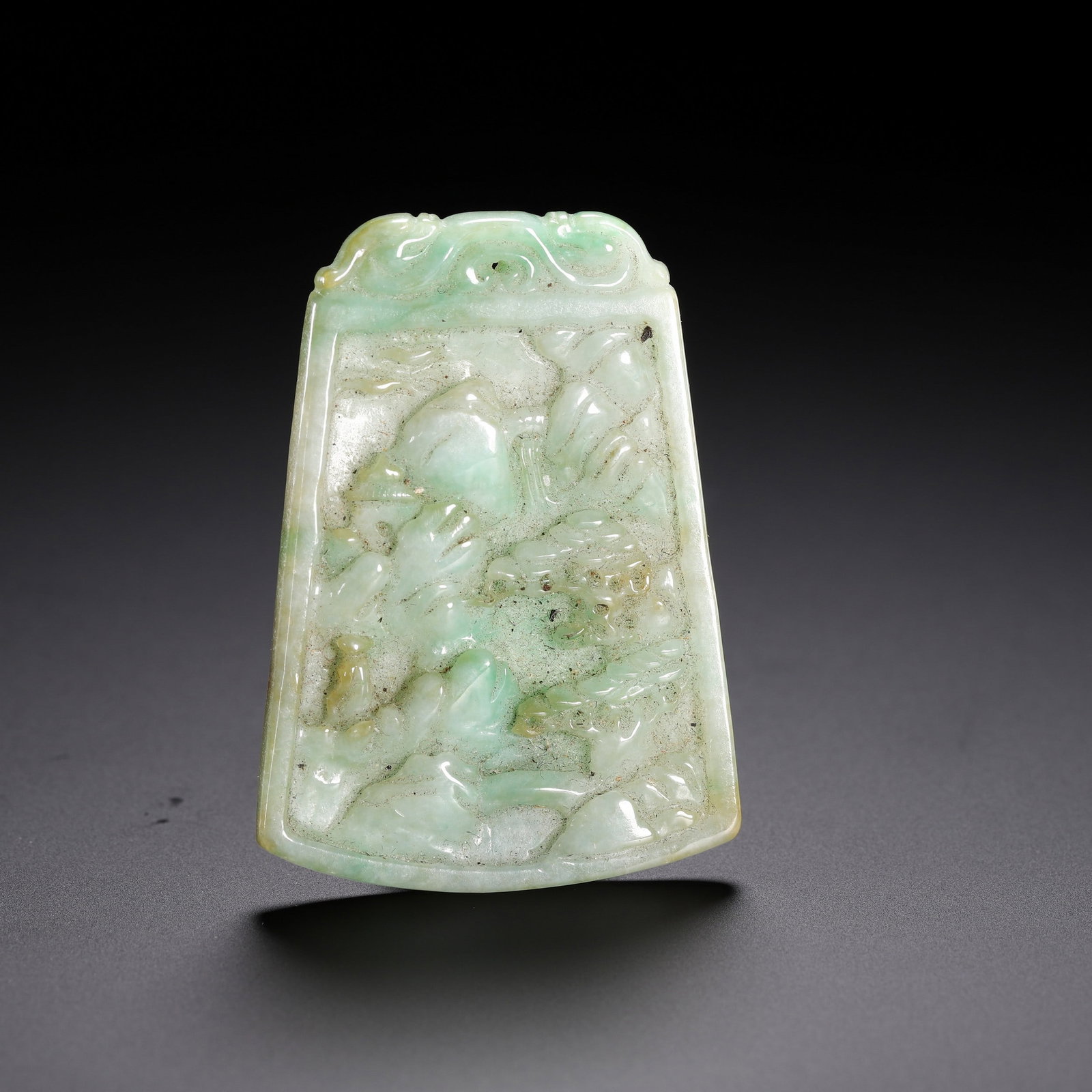 A JADE PLAQUE: 翡翠牌子 A jade plaque 5x3.6cm