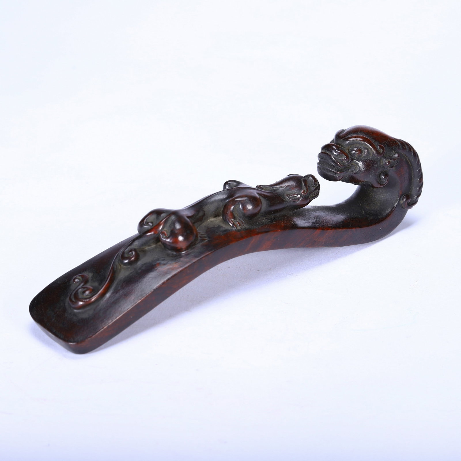 A AGARWOOD BELT HOOK: 沉香苍龙教子带钩 A agarwood belt hook Lg.21cm