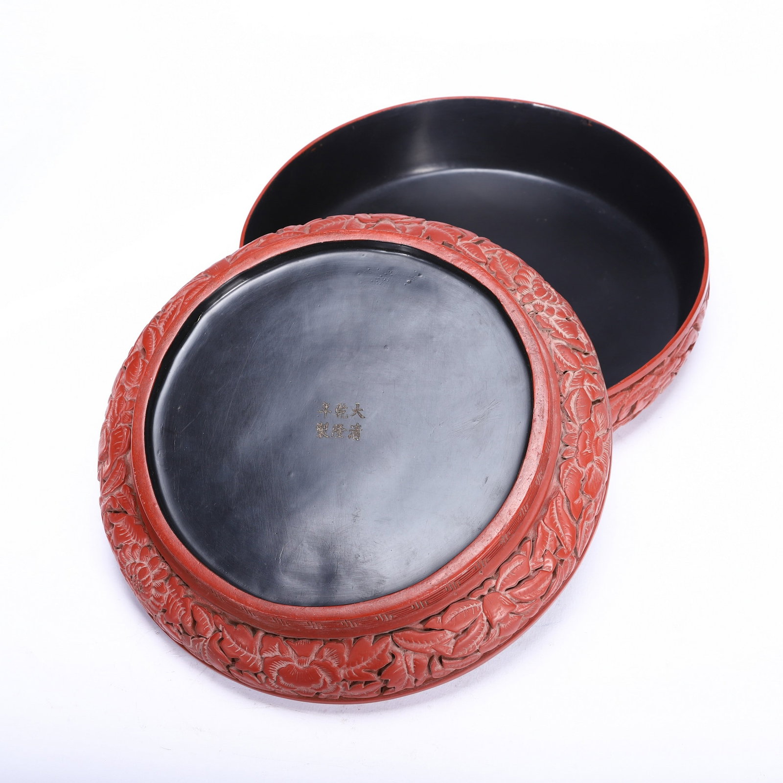 A CARVED LACQUERWARE BOX - 7