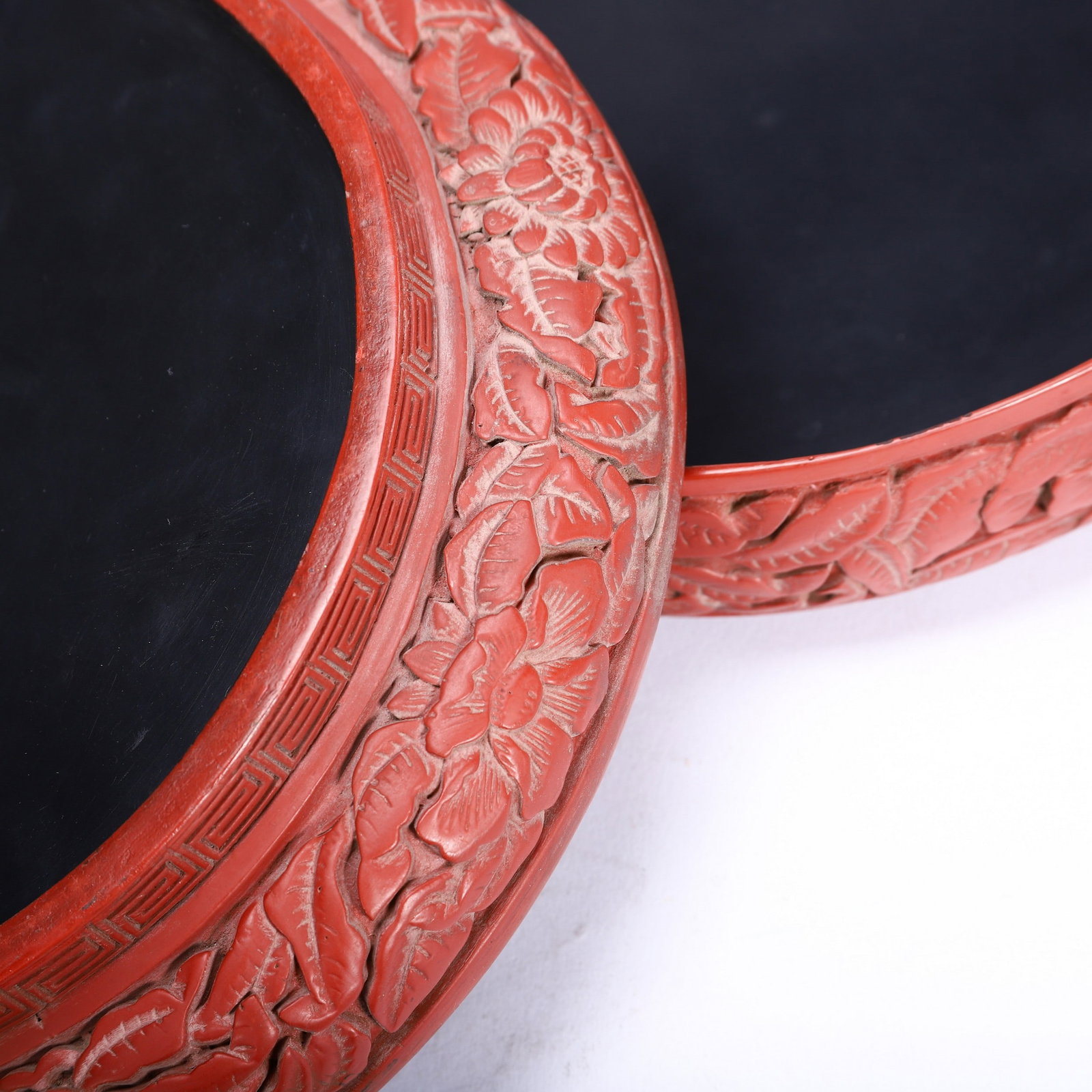 A CARVED LACQUERWARE BOX - 8