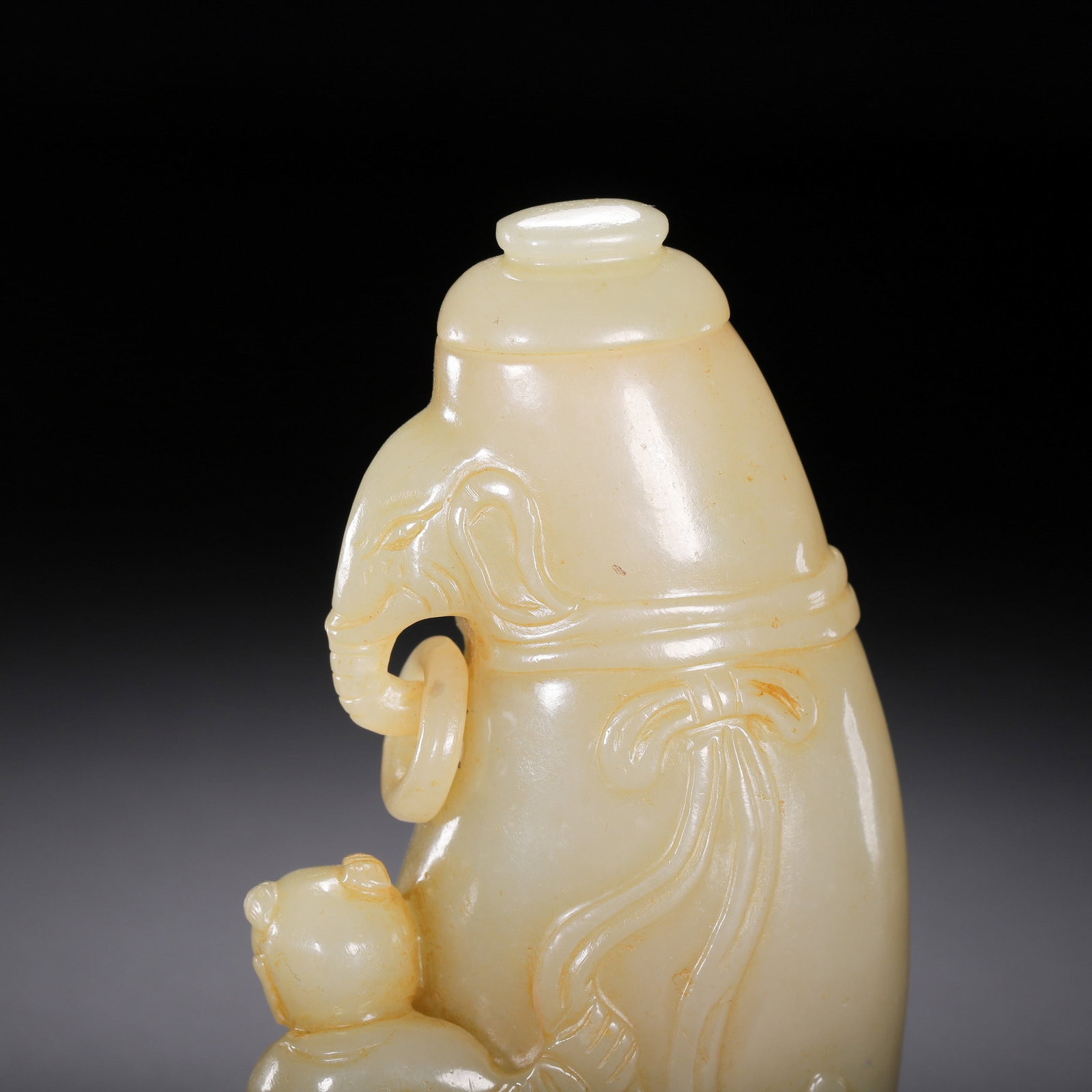 A JADE VASE - 6