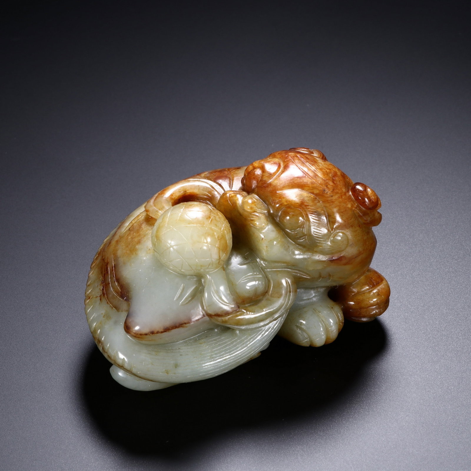A JADE BEAST: 和田玉瑞兽 A jade beast Ht.5cm Lg.8.5cm