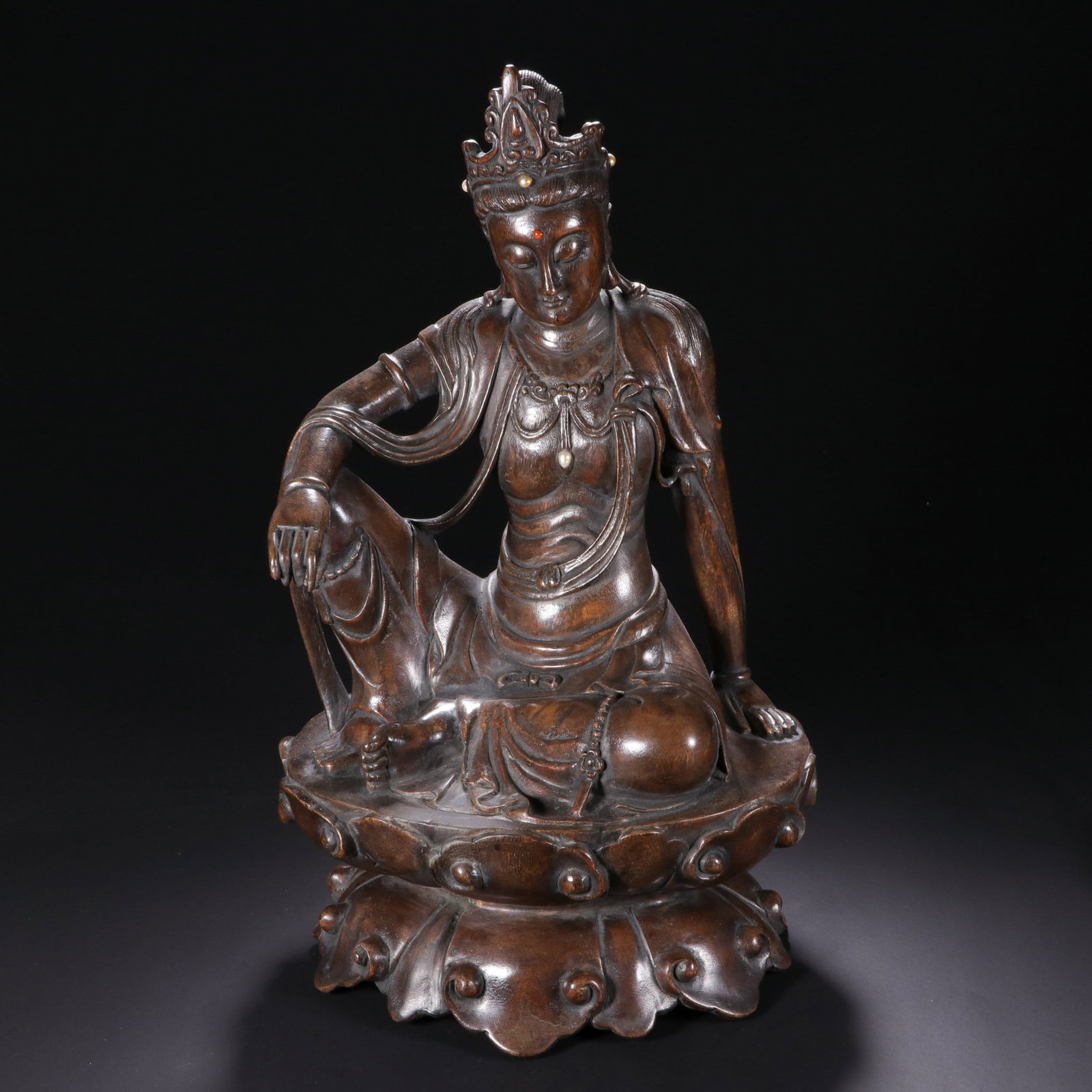 A AGARWOOD GUANYIN: 沉香木观音 A agarwood guanyin Ht.39cm