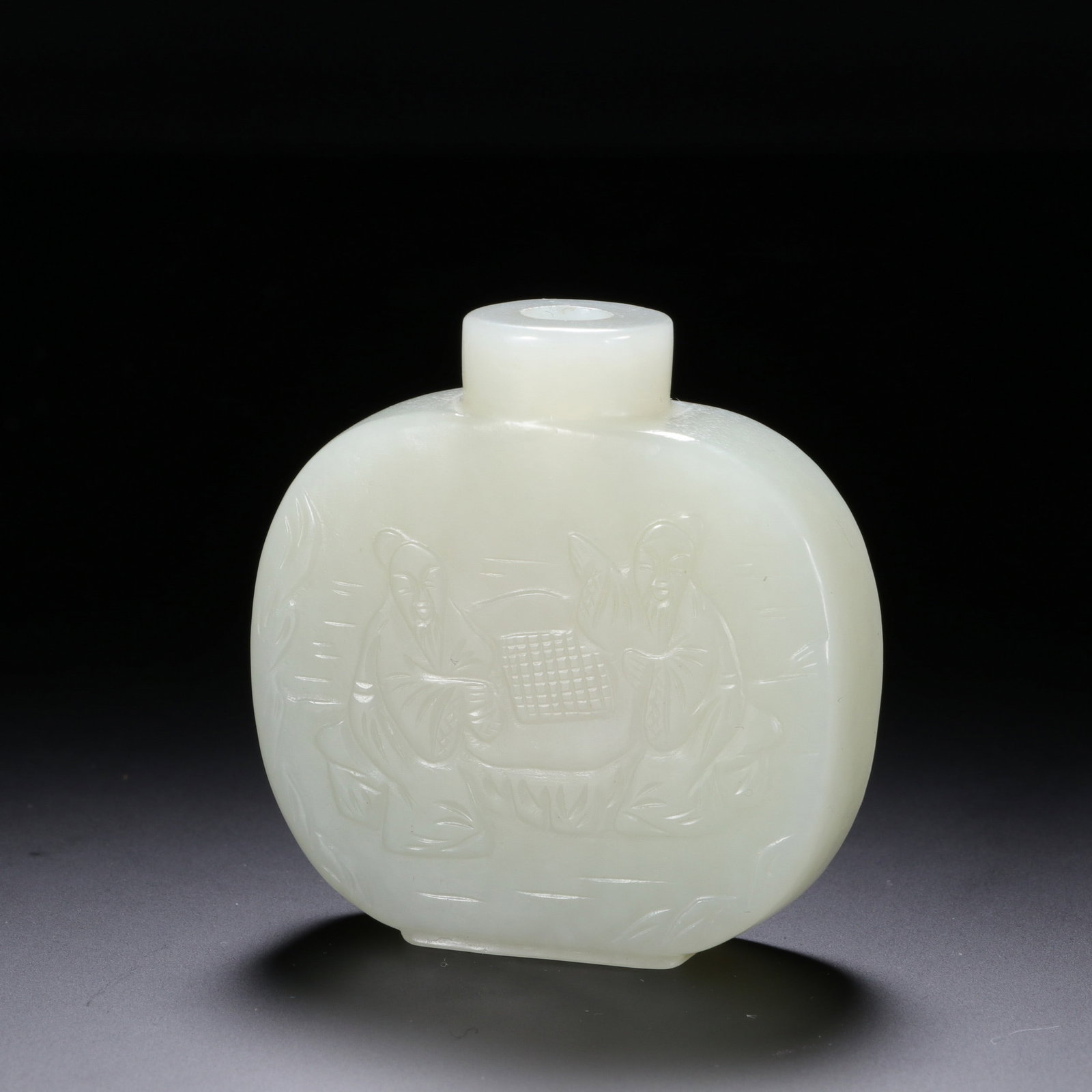 A JADE SNUFF BOTTLE: 和田白玉对弈图鼻烟壶 A jade snuff bottle Ht.5.2cm