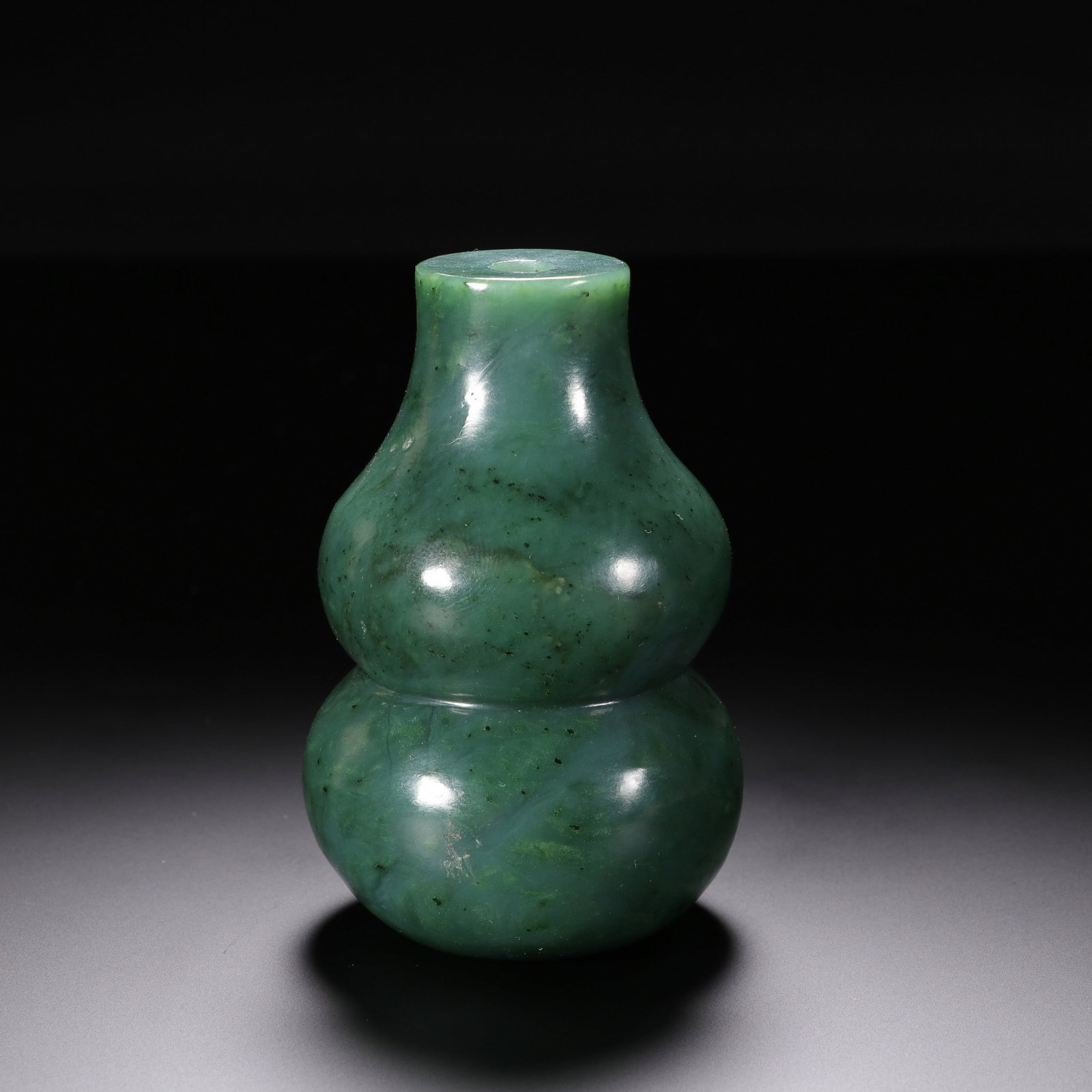 A JADE SNUFF BOTTLE: 和田碧玉碧鼻烟壶 A jade snuff bottle Ht.8.5cm