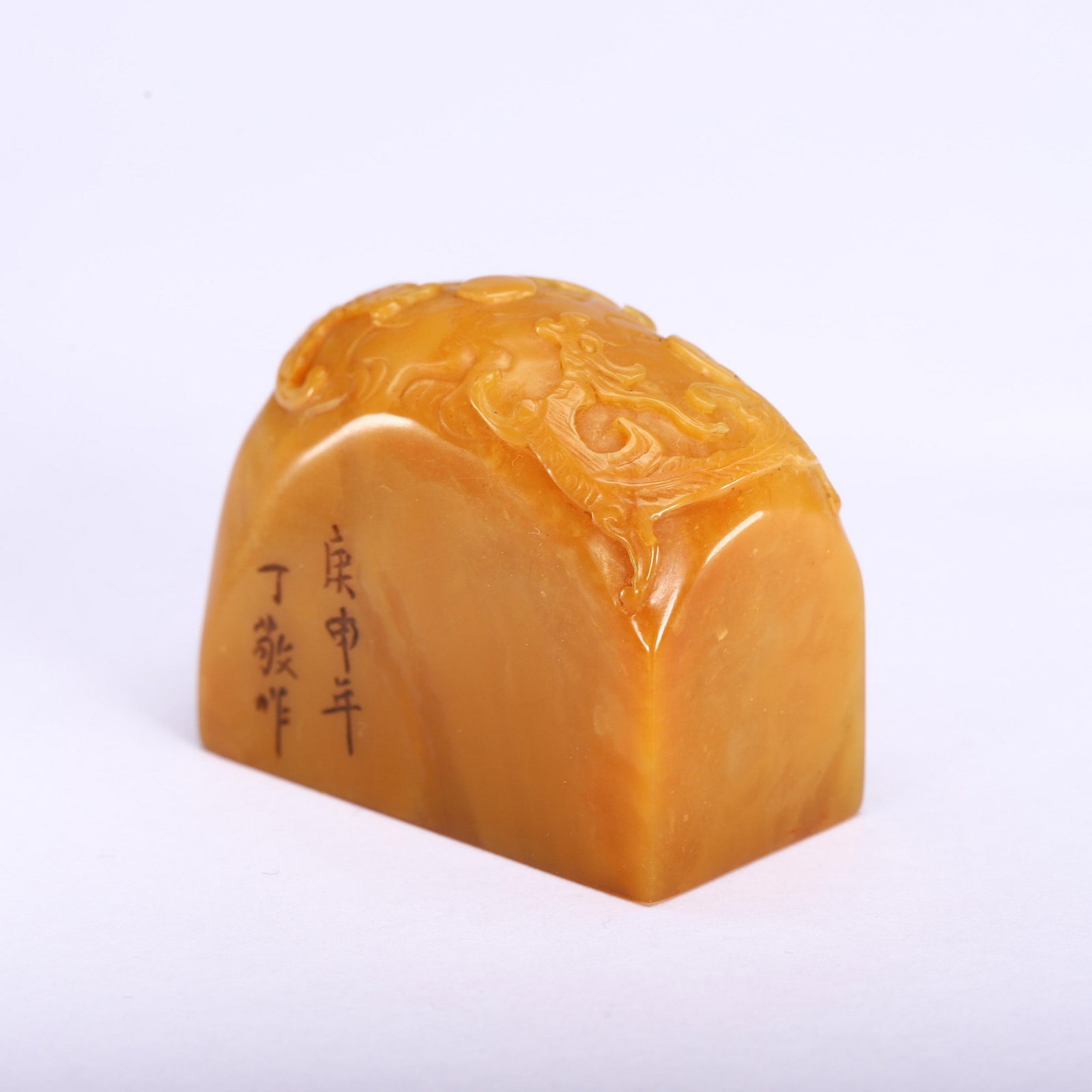 A TIANHUANG SEAL: 田黄龙纹印章 A tianhuang seal Lg.3.5cm Ht.3cm