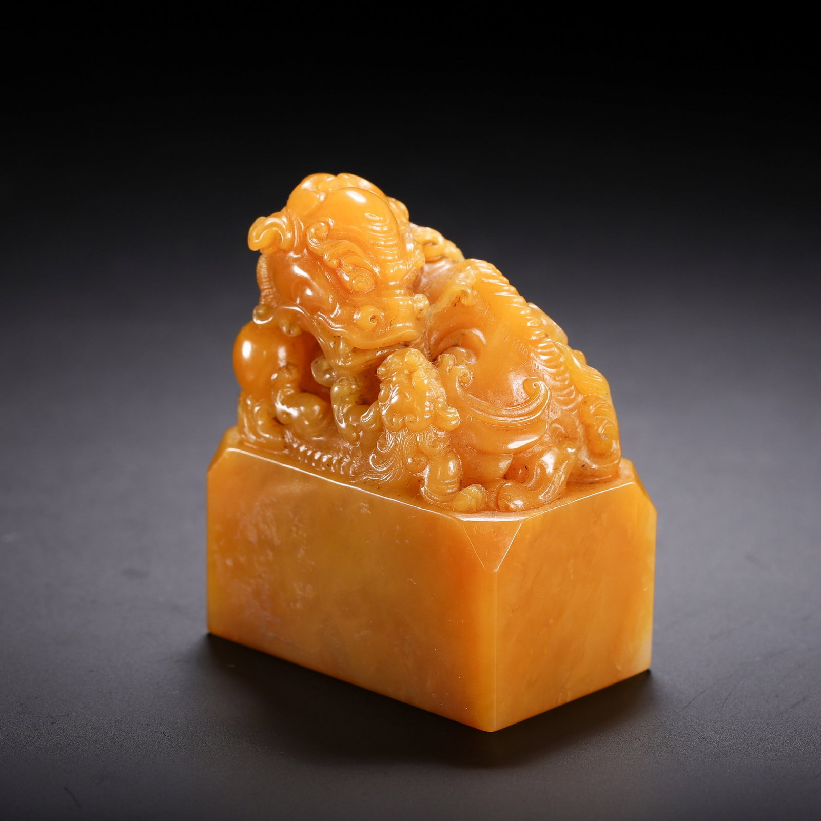 A TIANHUANG SEAL: 田黄印章 A tianhuang seal Lg.5cm Ht.6cm
