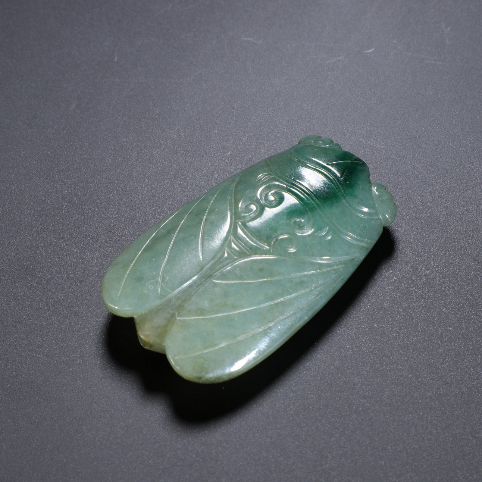 A JADE CICADA: 翡翠蝉 A jade cicada Lg.4.2cm