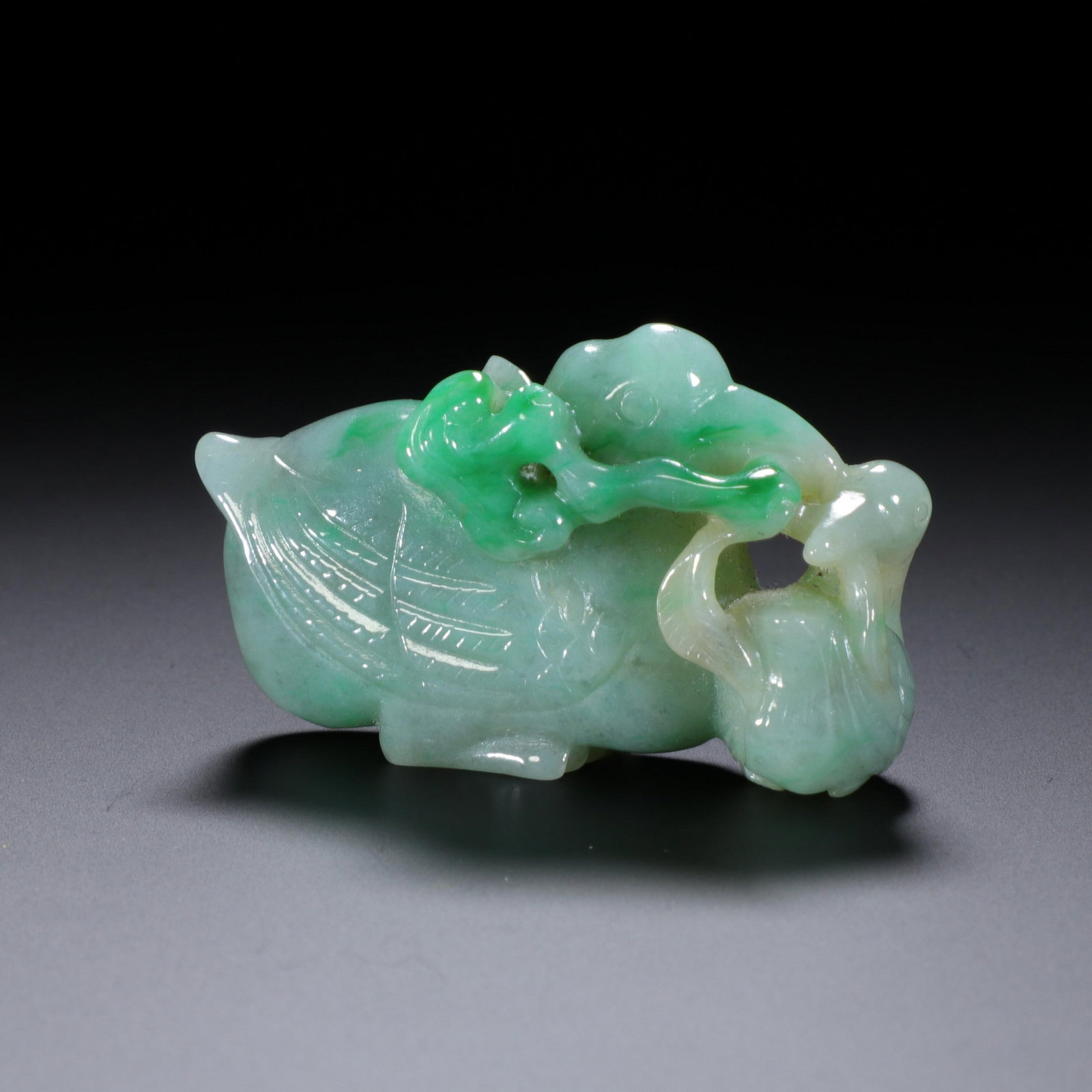 A JADE GOOSE: 翡翠鹅衔灵芝 A jade goose Lg.4.5cm Ht.2.7cm